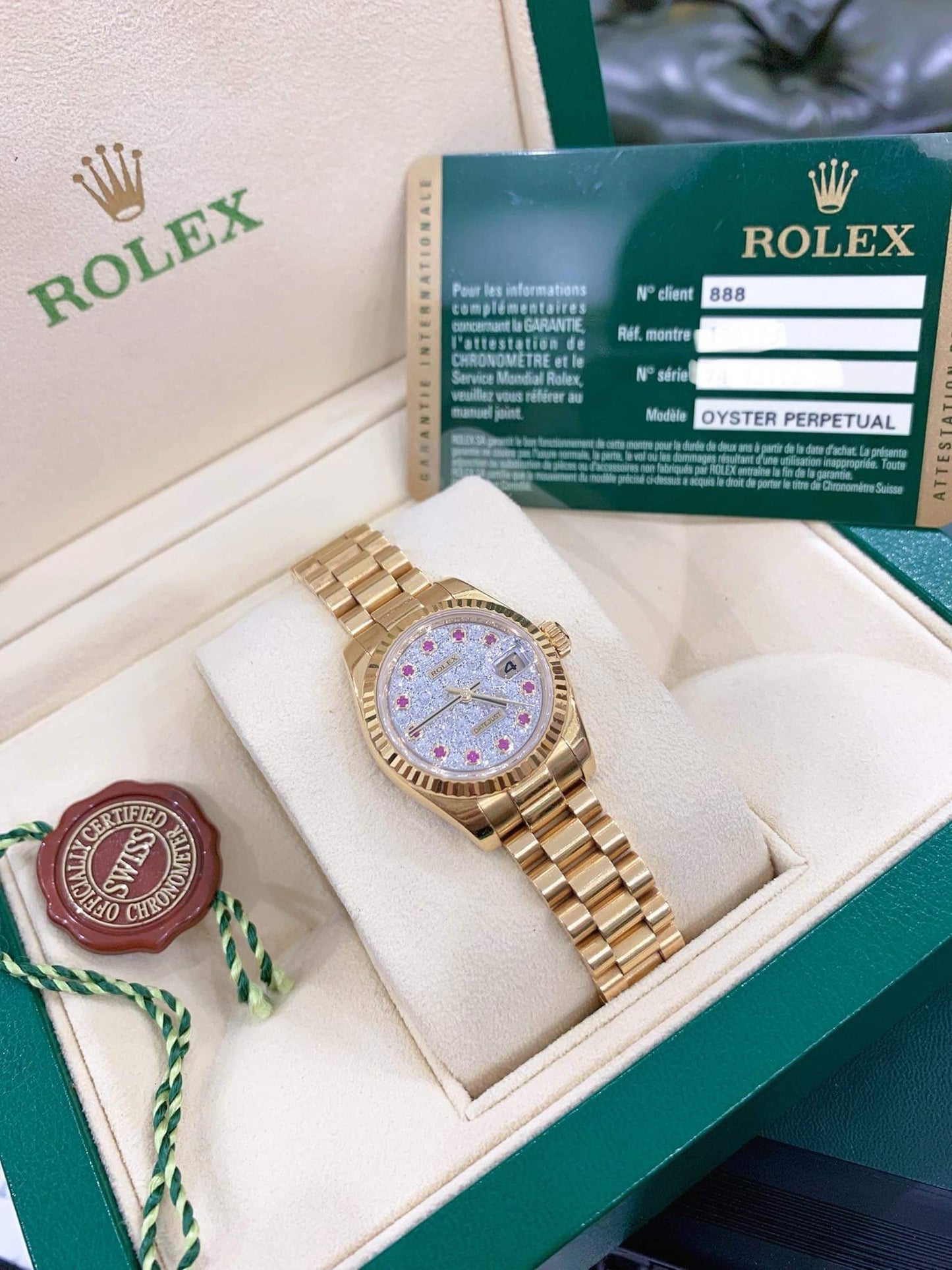 A Rolex Yellow Gold 26mm mặt số full kim cương zin hãng