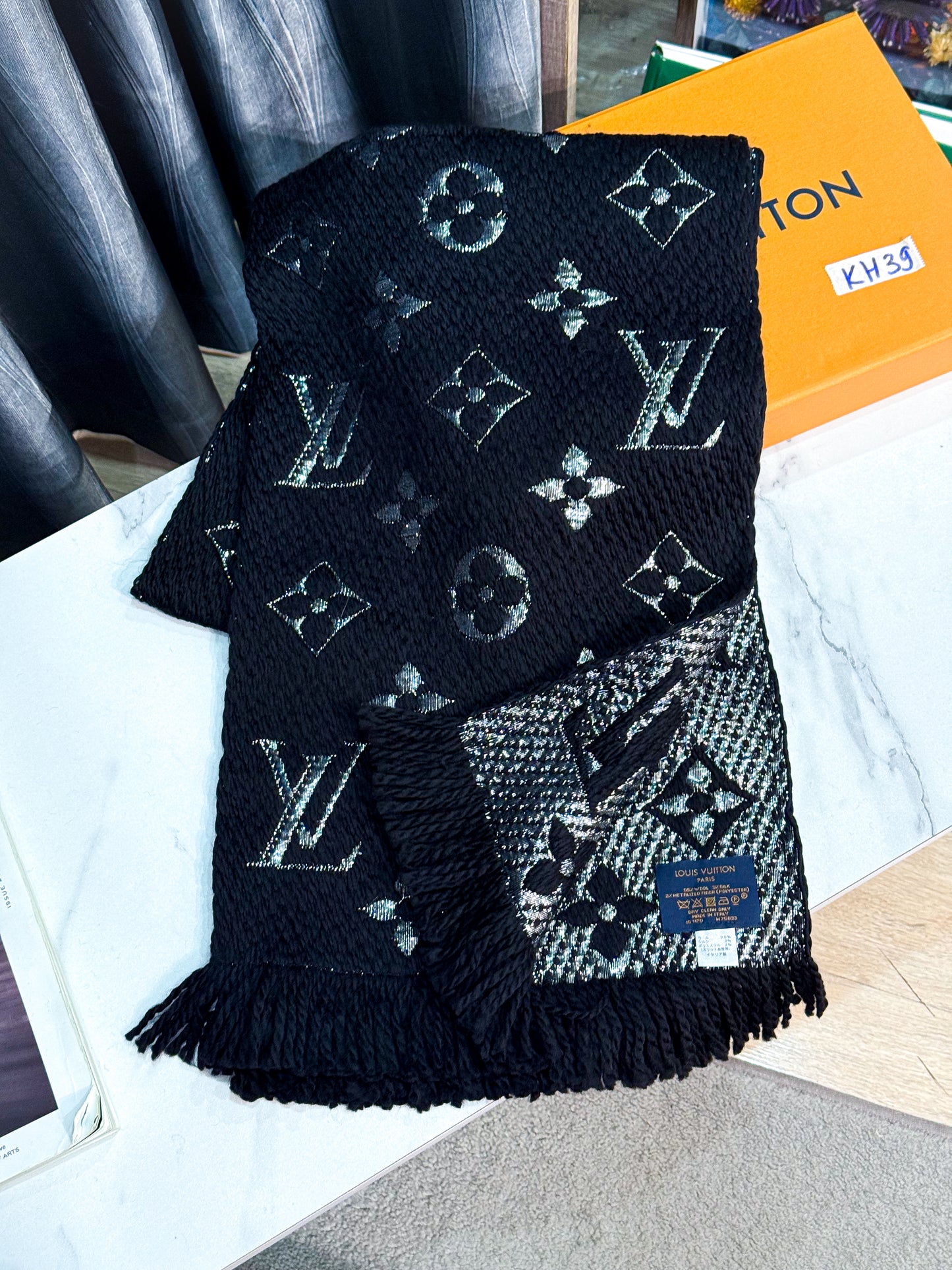 Khăn Len LV Đen Ánh Kim KH39 13/11