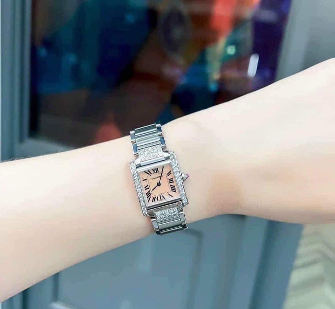 A Đồng Hồ Cartier Tank Must