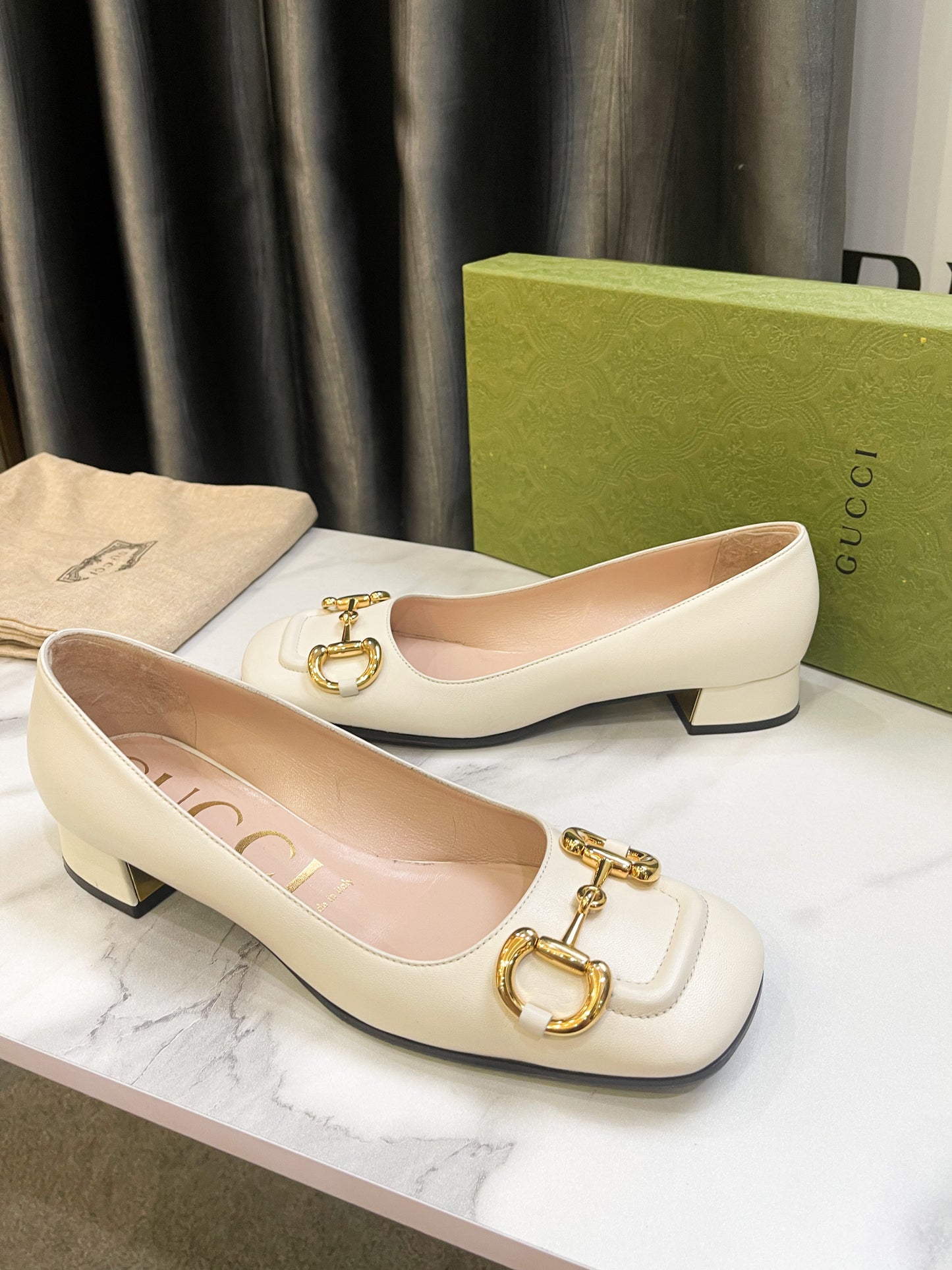 Giày Gucci Trắng Khoá