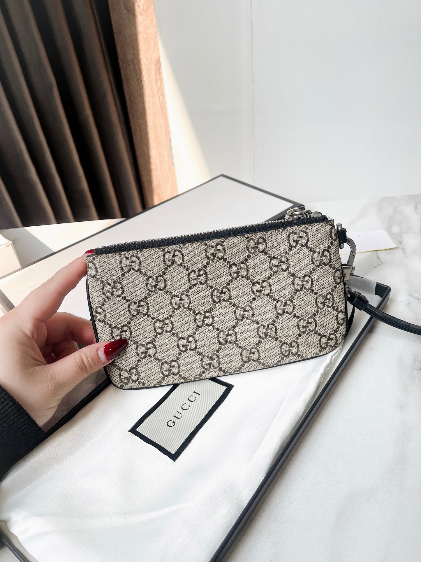 A Pouch Gucci Có Quai Cầm New