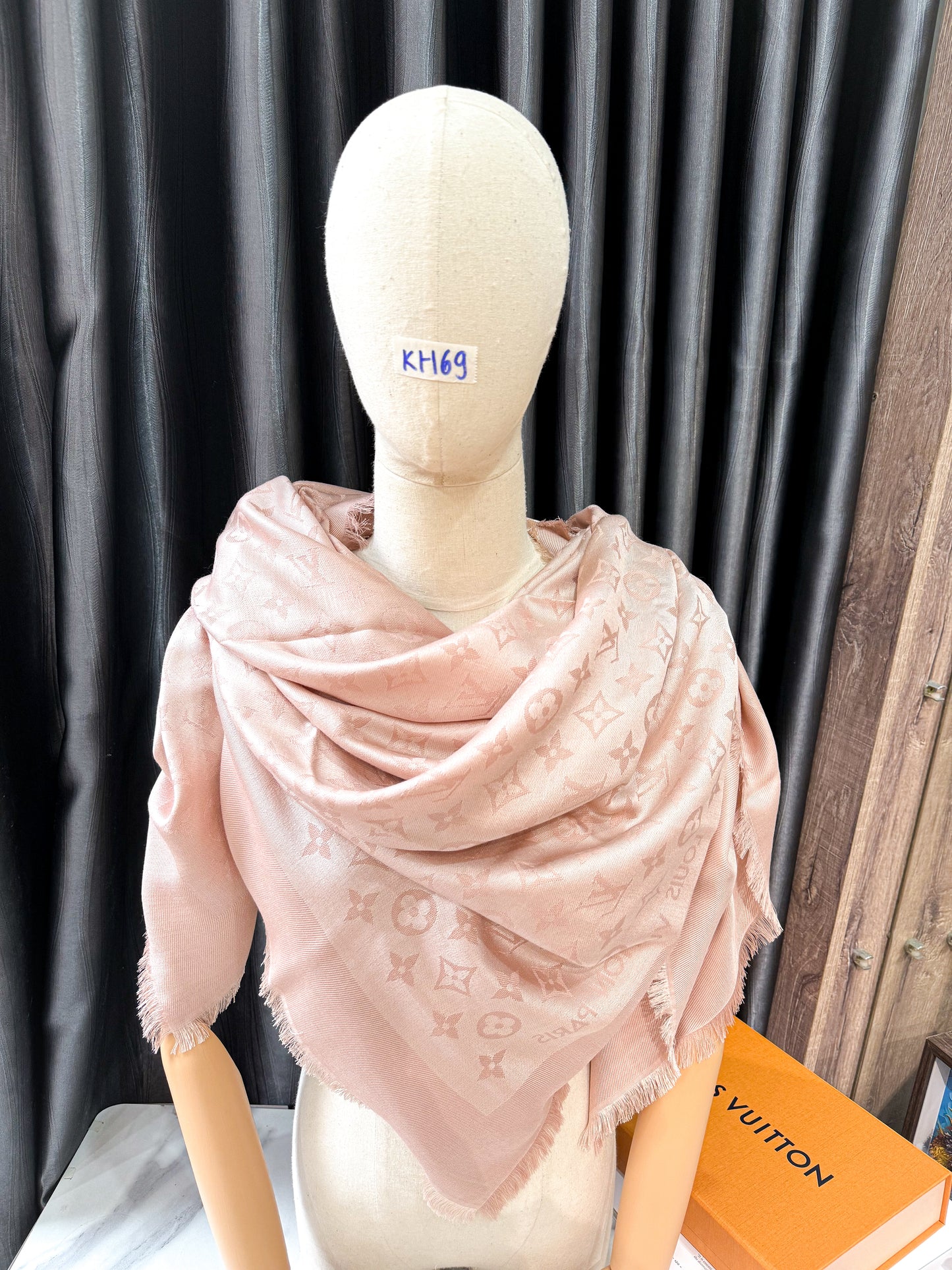 Khăn LV Hồng KH69 5/12