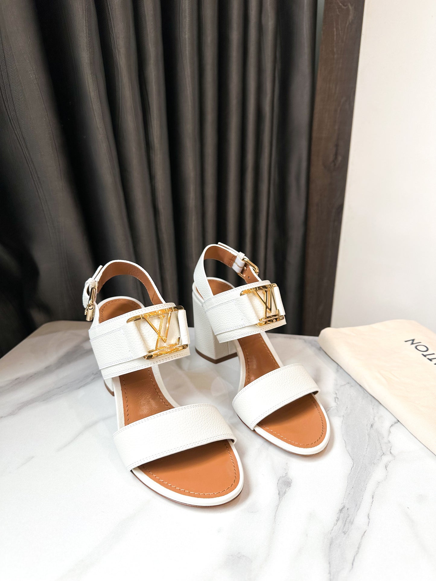 Sandal LV Da Bê Trắng Size 38.5