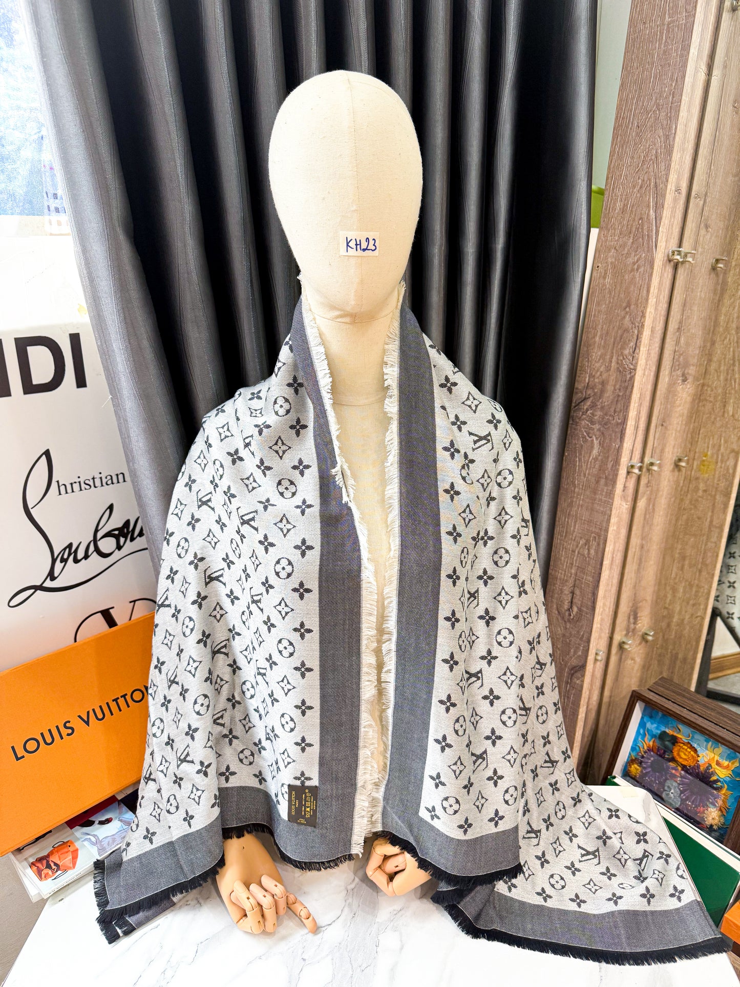 Khăn LV Denim Ghi Đen Ghi KH23 6/11