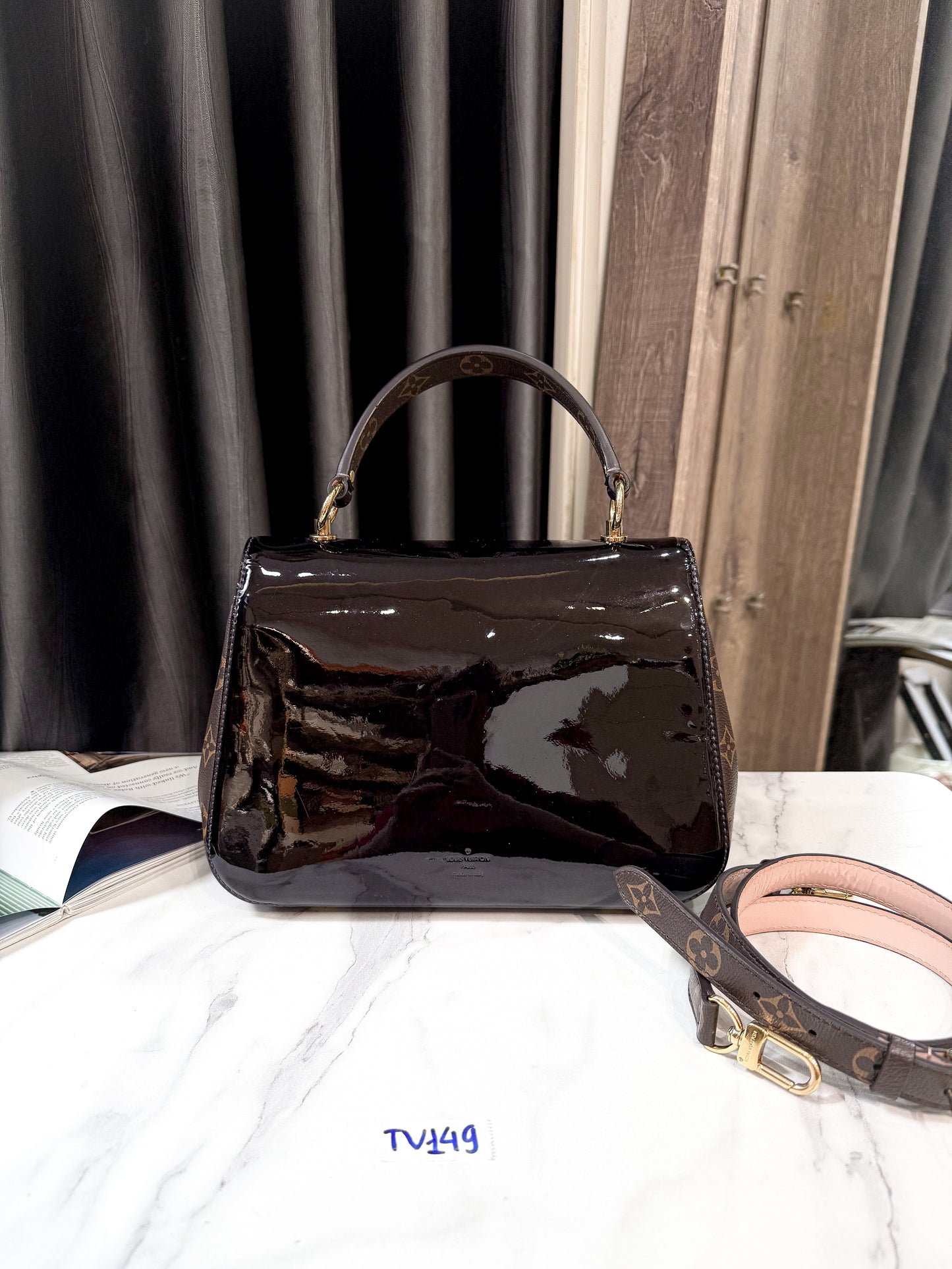 A A LV Cherry Wood TV149