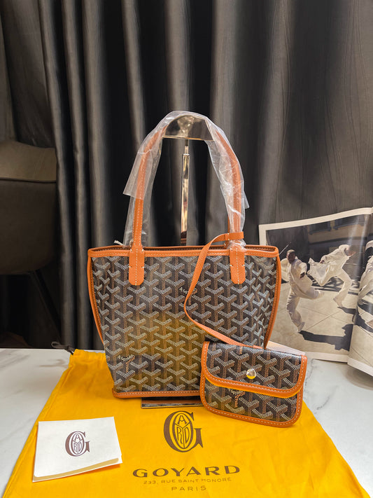 Ein Satz neuer Taschen von Goyard