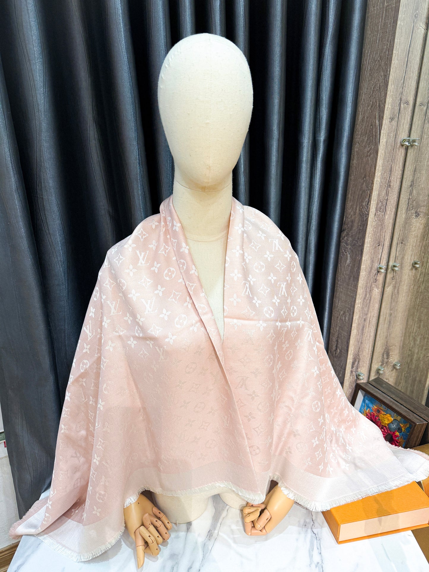Khăn LV Hồng 8/6