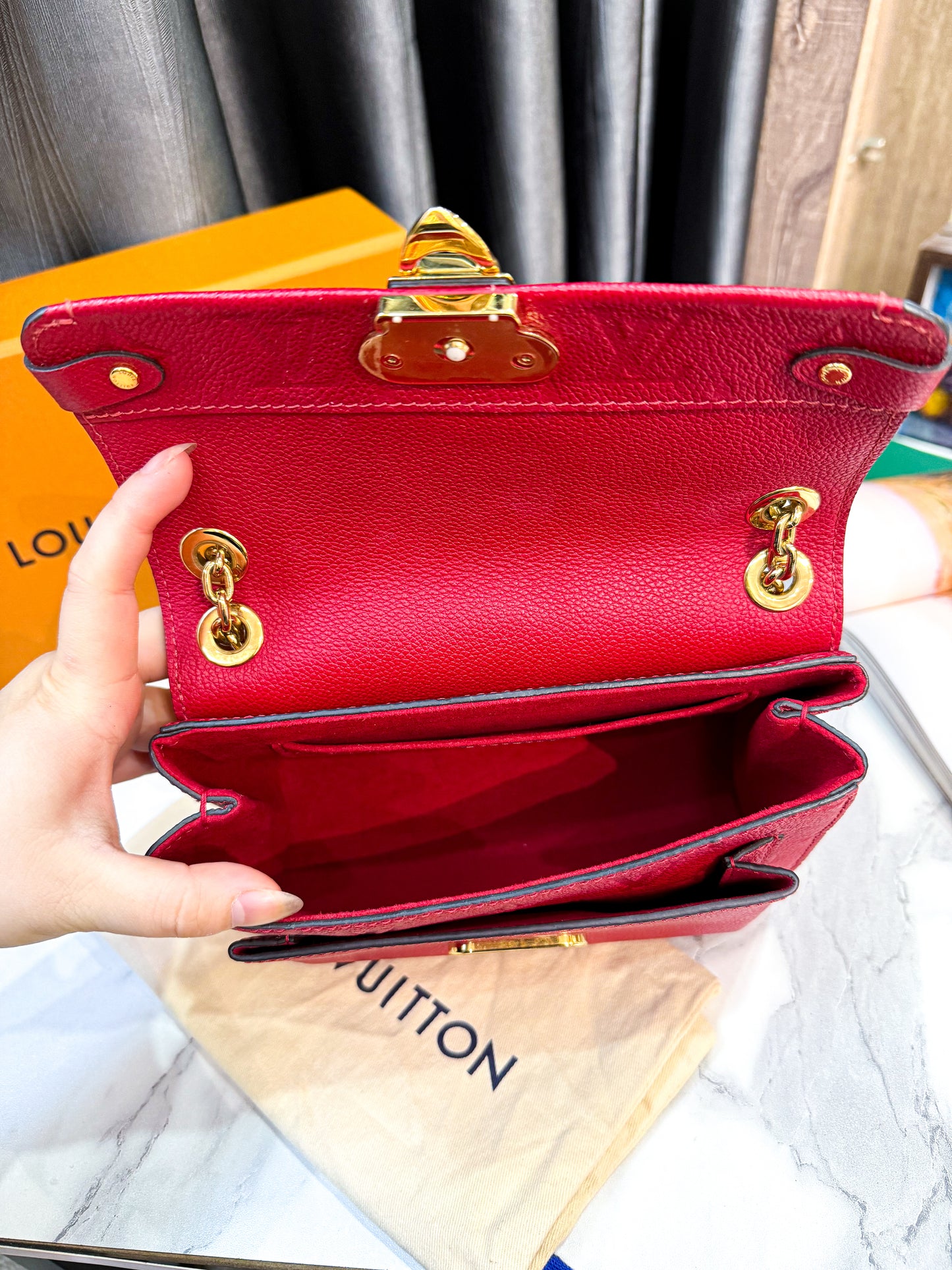 A A LV Vavin Da Bê Đỏ