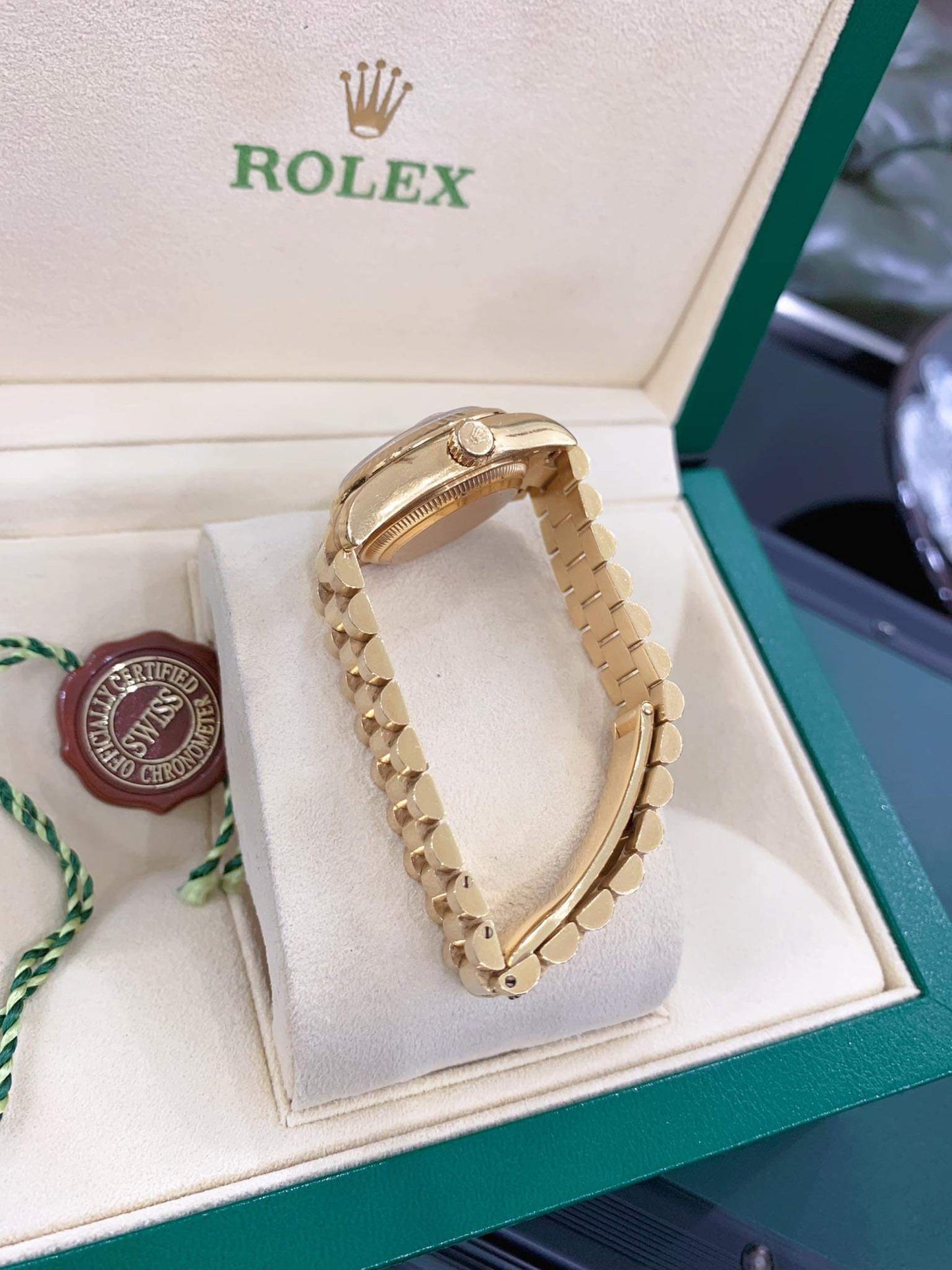 A Rolex Yellow Gold 26mm mặt số full kim cương zin hãng