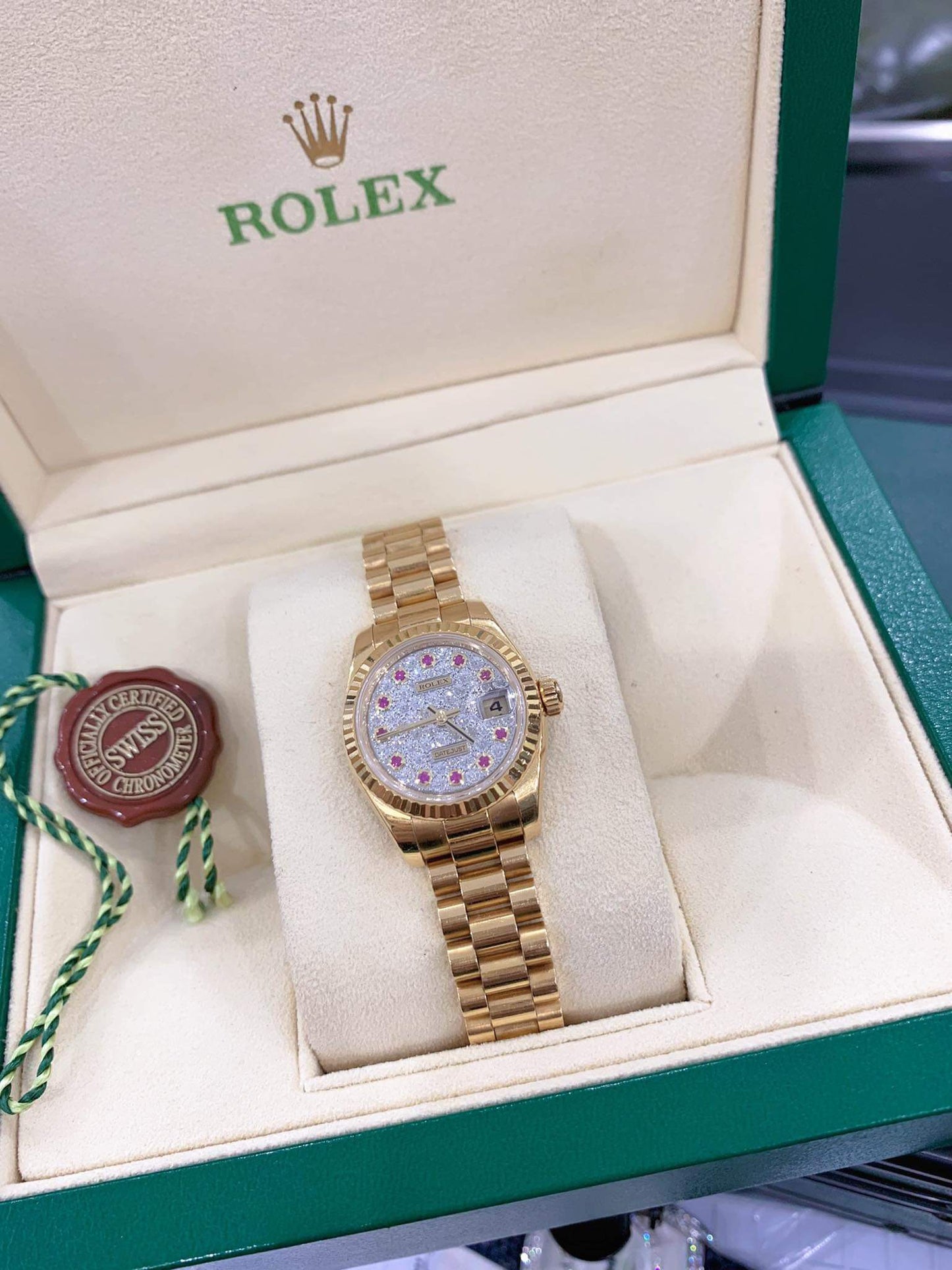 A Rolex Yellow Gold 26mm mặt số full kim cương zin hãng