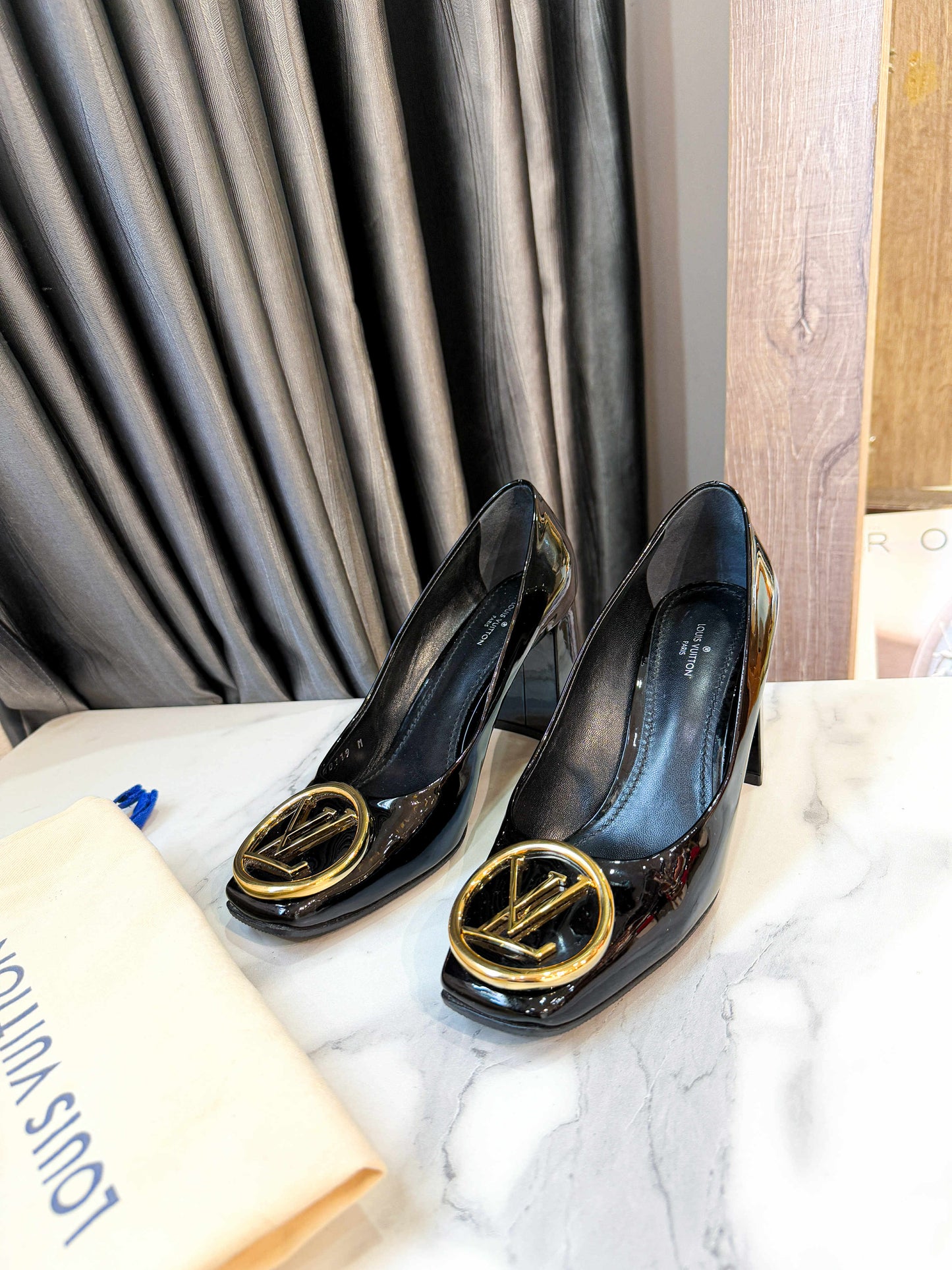 Giày LV Da Bóng Đen Size 38