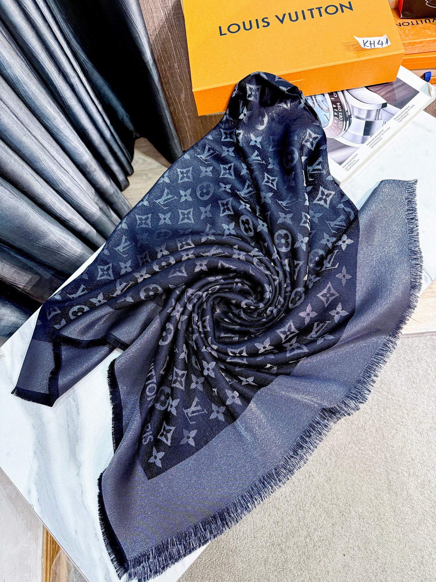 Khăn LV Ánh Kim Đen KH41 16/11