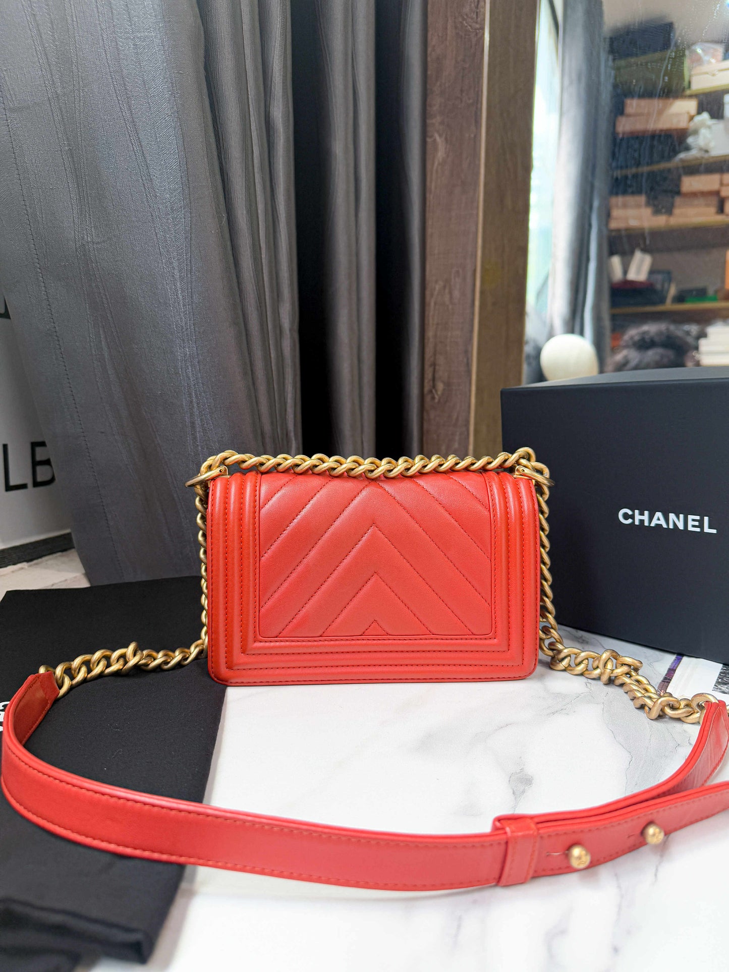 A A Chanel Boy Size S Cam