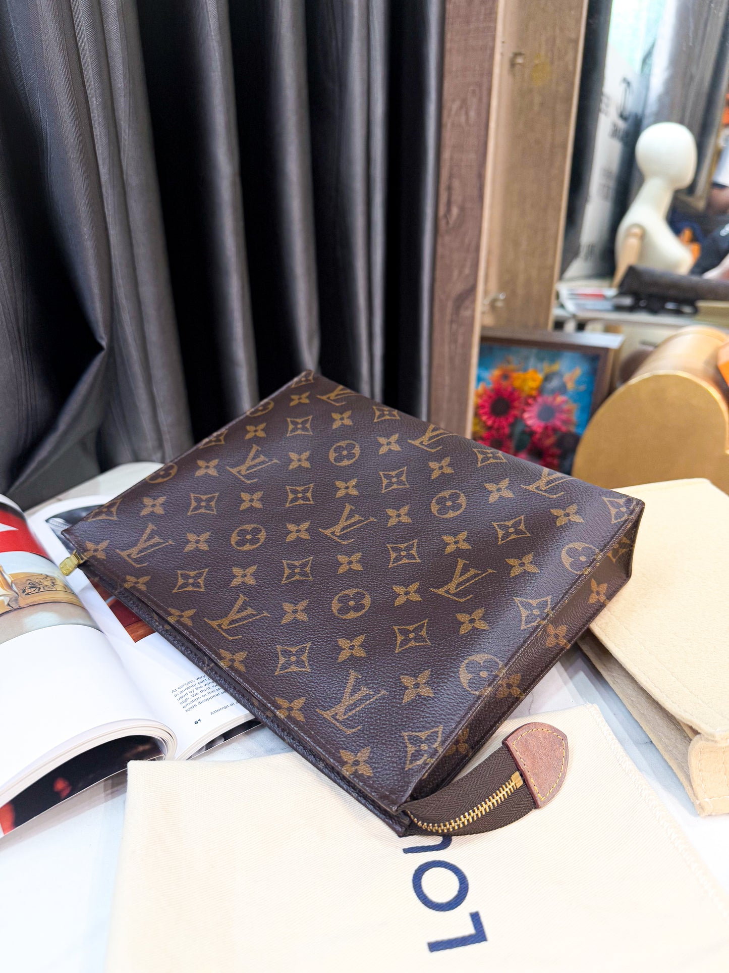 A Pouch LV Mono