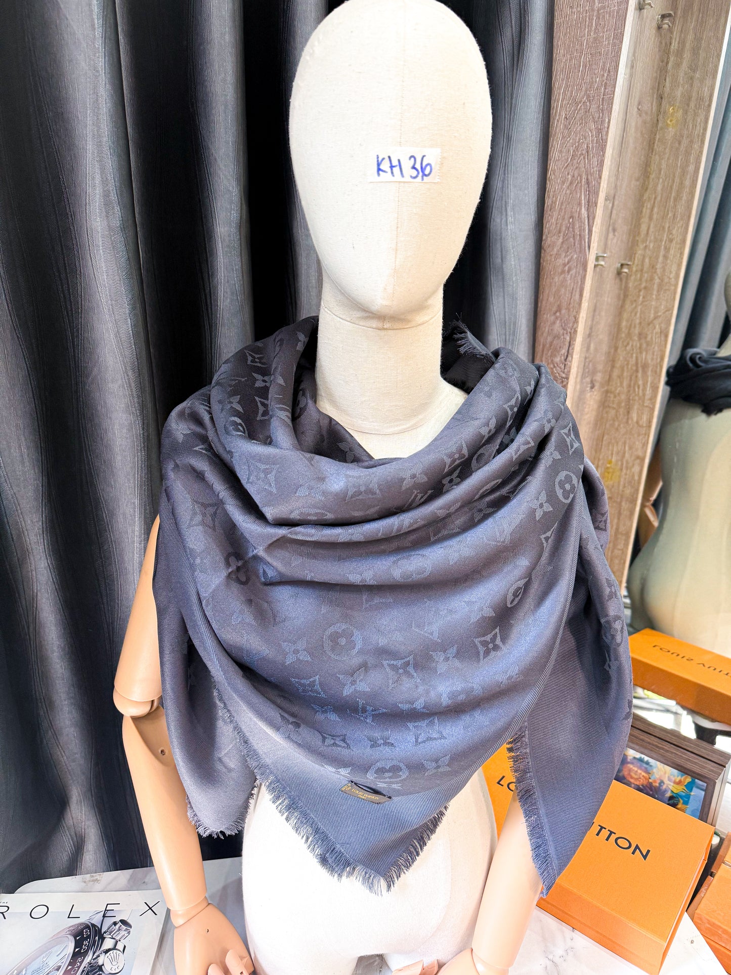 Khăn LV Grey KH36 13/11