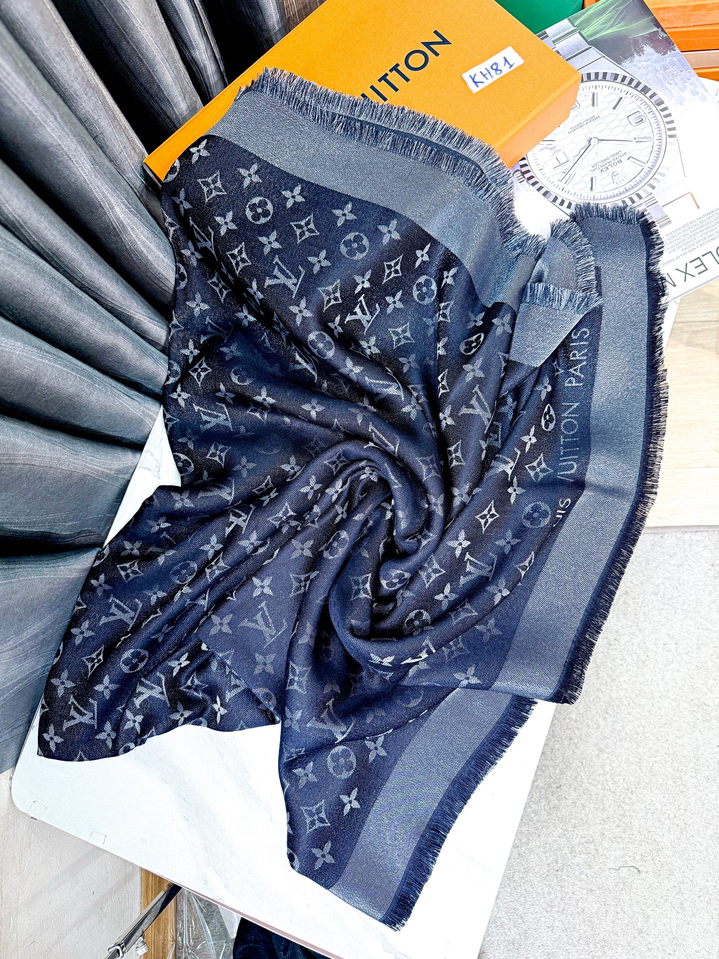 Khăn LV Đen Ánh Kim KH81 16/12