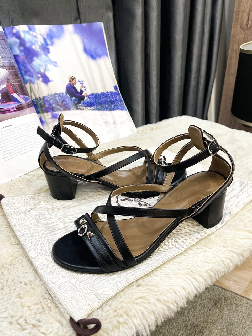 Sandal Hermes Đen Logo Khoá