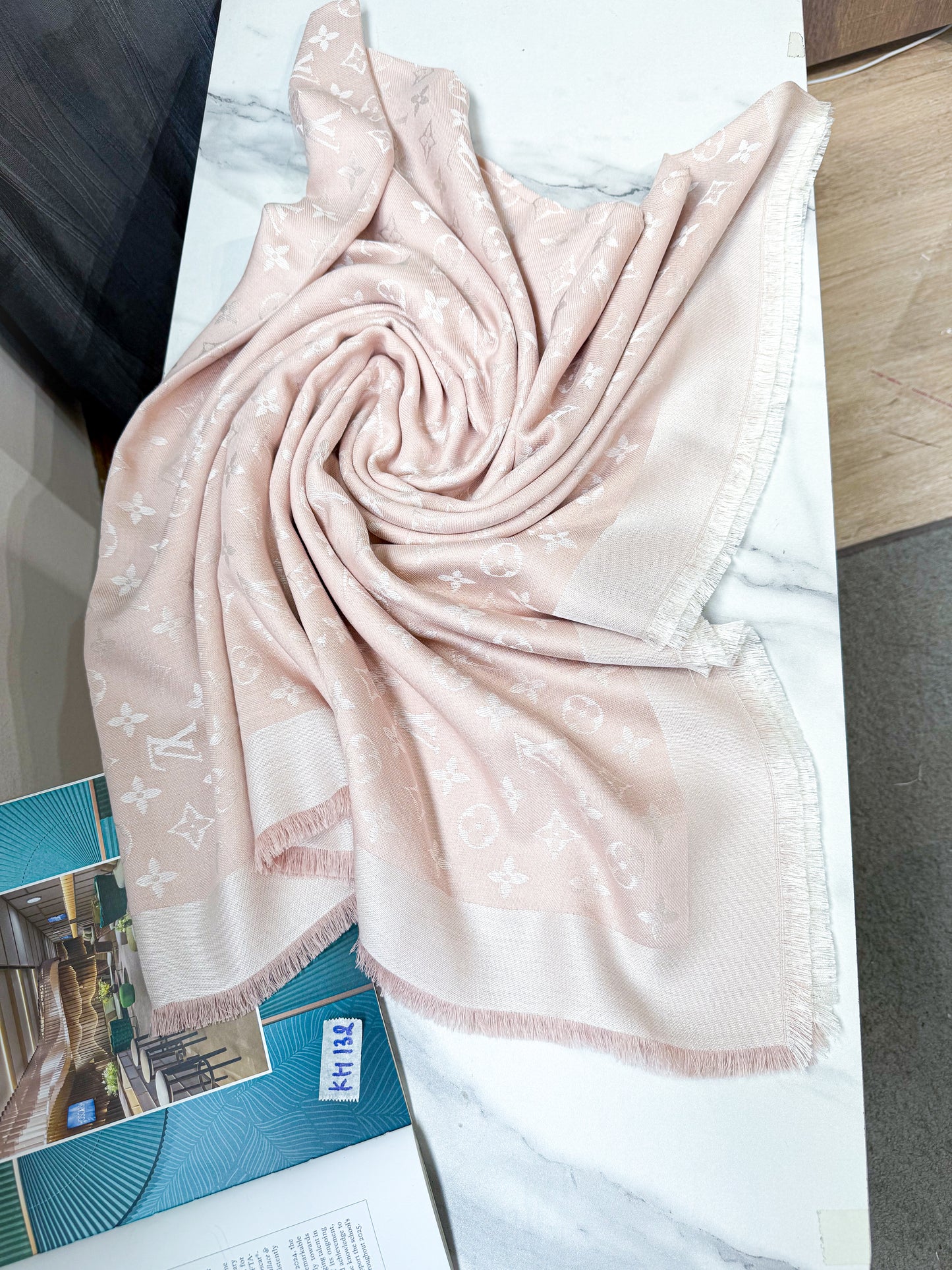 Khăn LV Hồng KH132