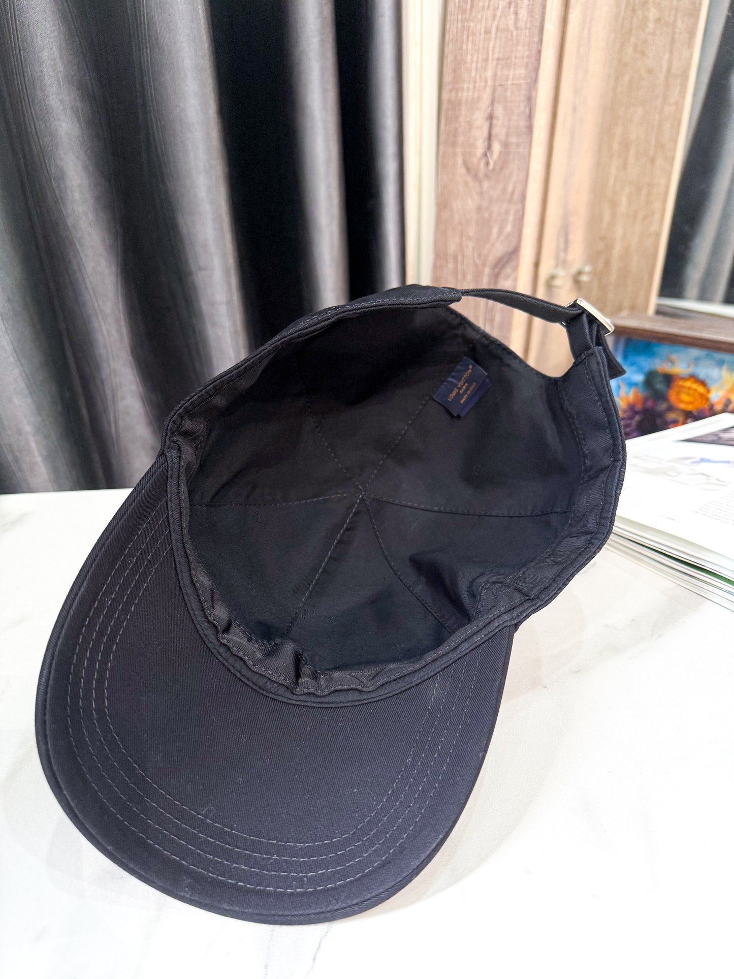 Mũ Lưỡi Trai LV Logo Trắng