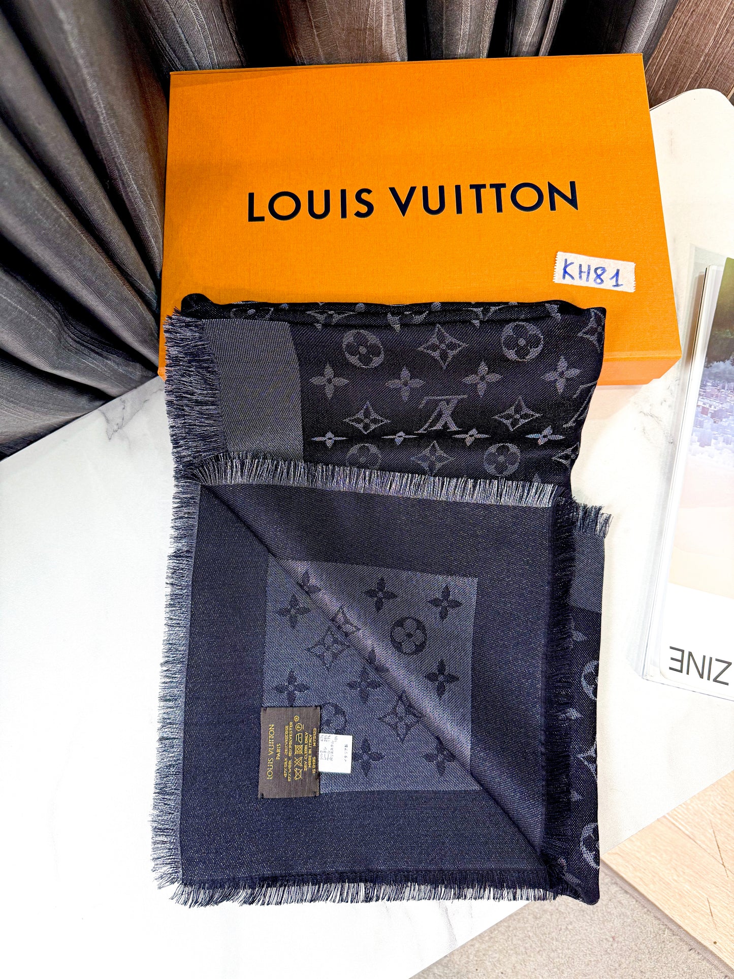 Khăn LV Đen Ánh Kim KH81 16/12