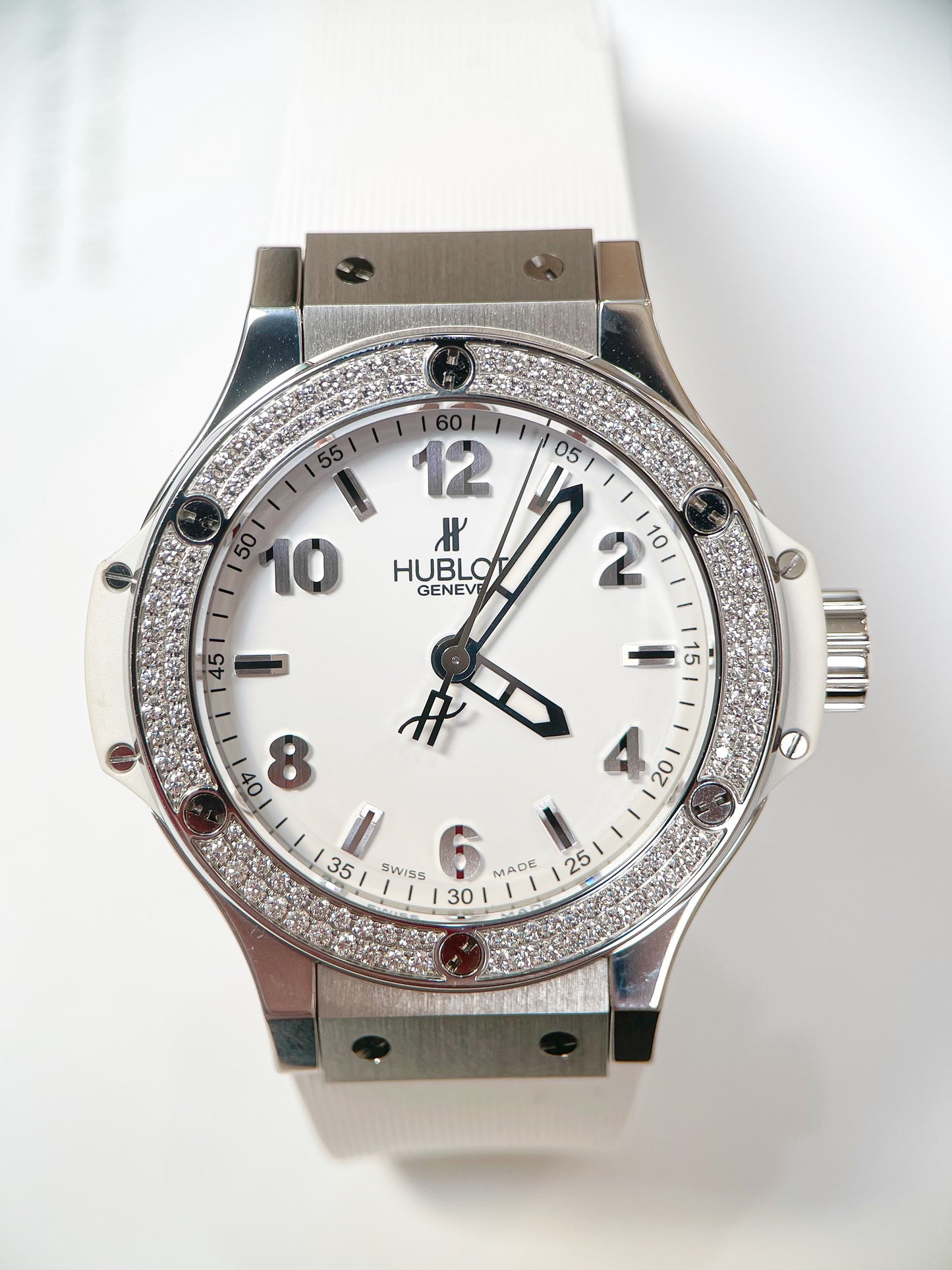 Đồng Hồ Hublot Bigbang White Benzel Diamonds size 38mm