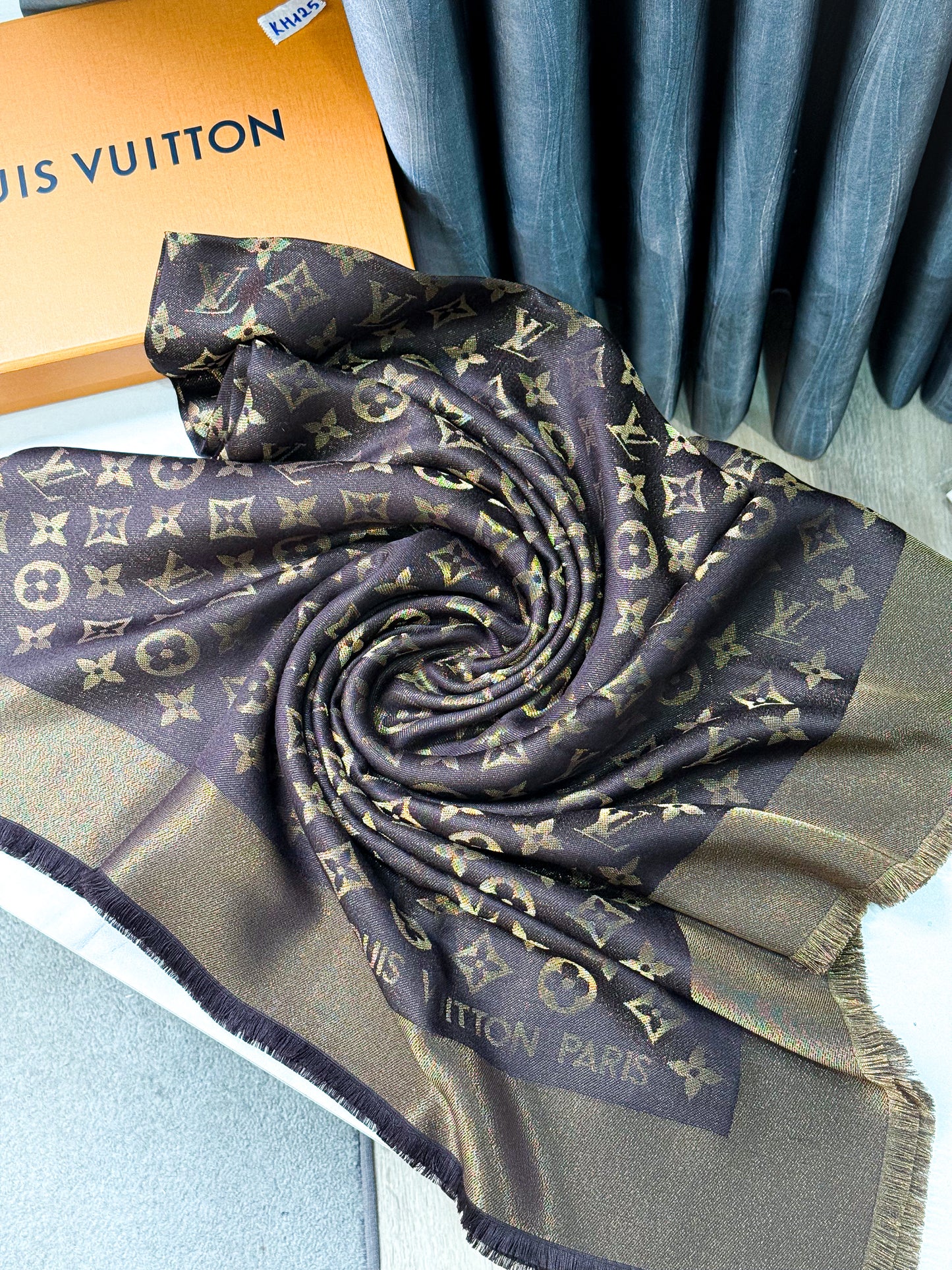 Khăn LV Nâu Ánh Kim KH125