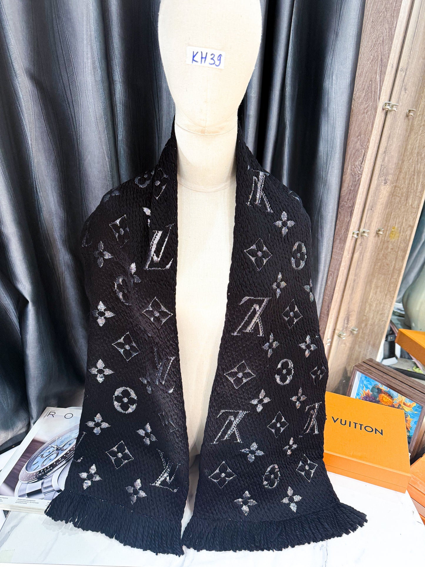 Khăn Len LV Đen Ánh Kim KH39 13/11