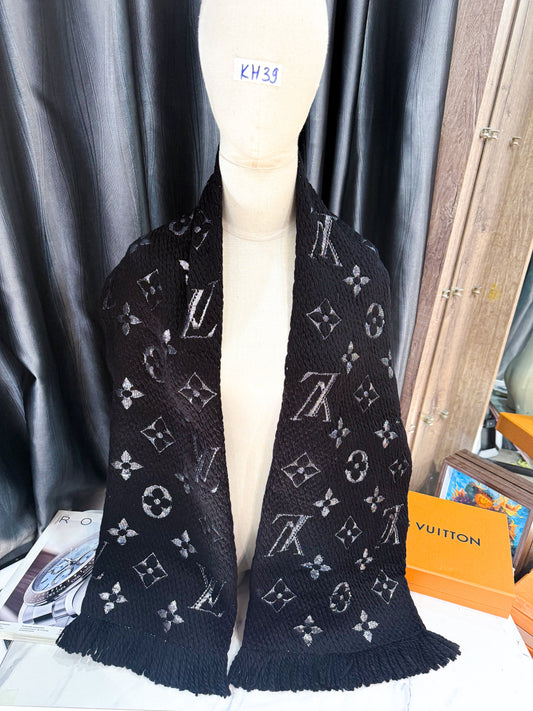 Khăn Len LV Đen Ánh Kim KH39 13/11