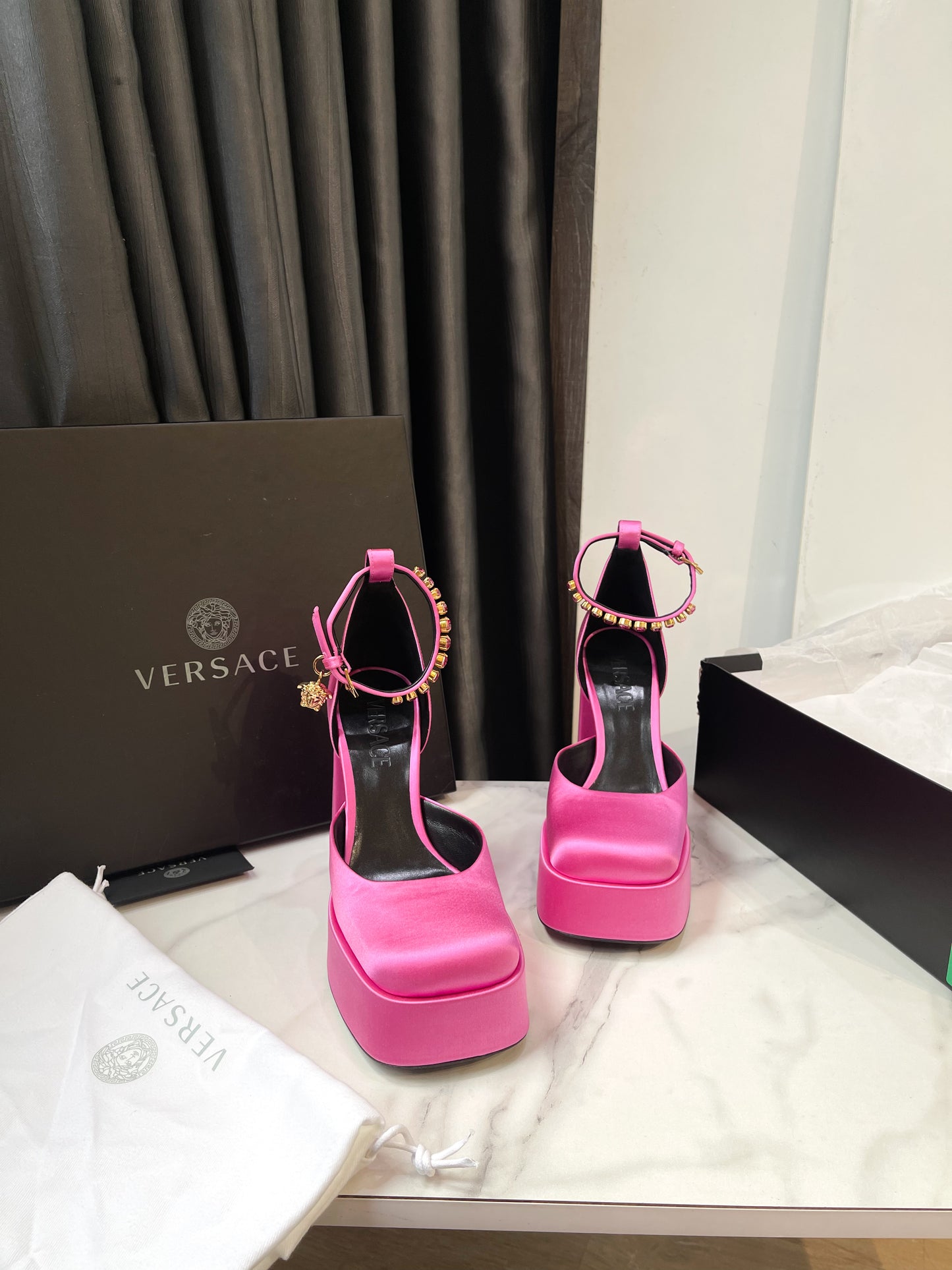 Giày Versace Hồng New Size 37