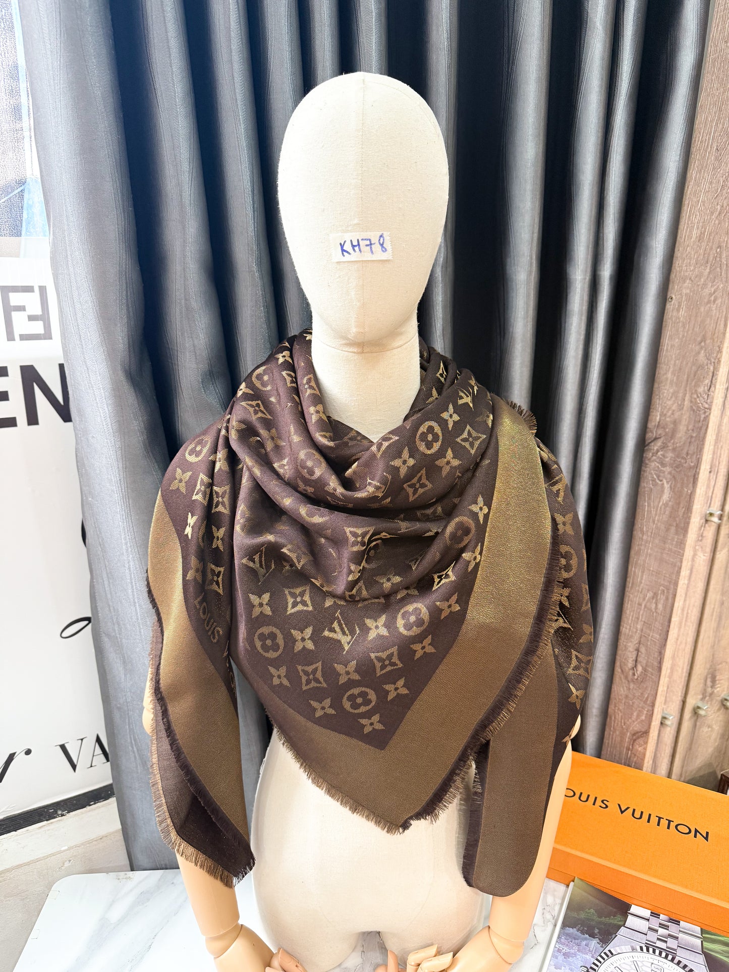 Khăn LV Nâu Ánh Kim KH78 16/12
