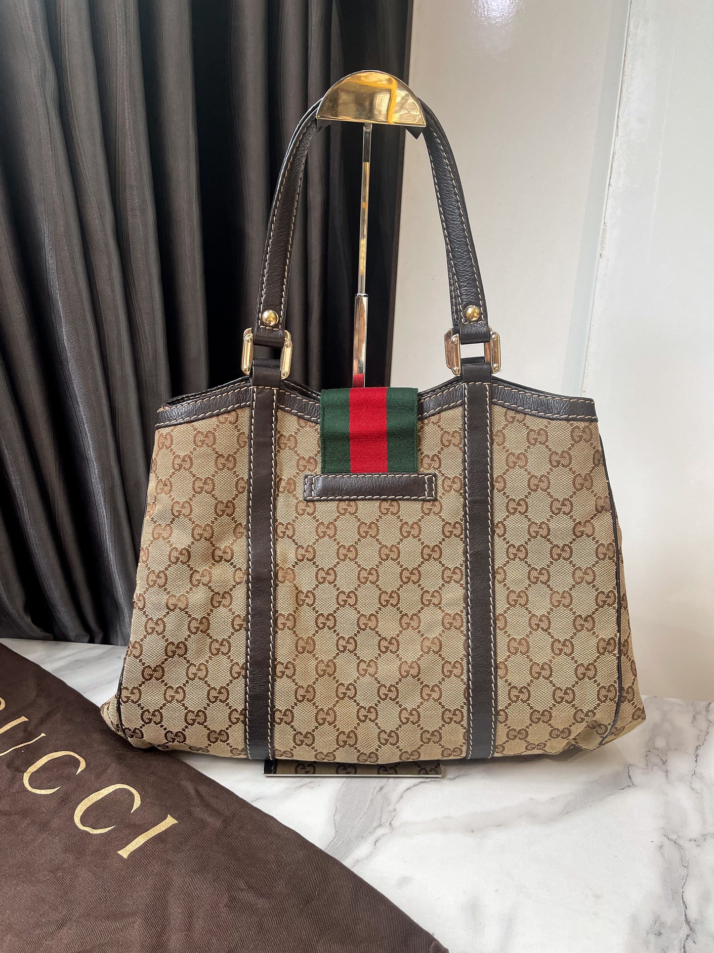 A Gucci Bag Sọc Đỏ