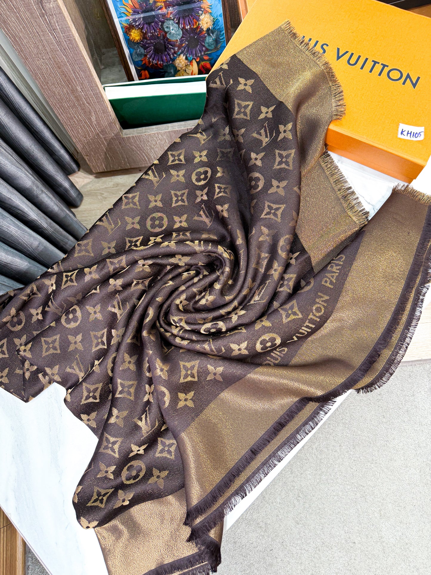 Khăn LV Nâu Ánh Kim KH105