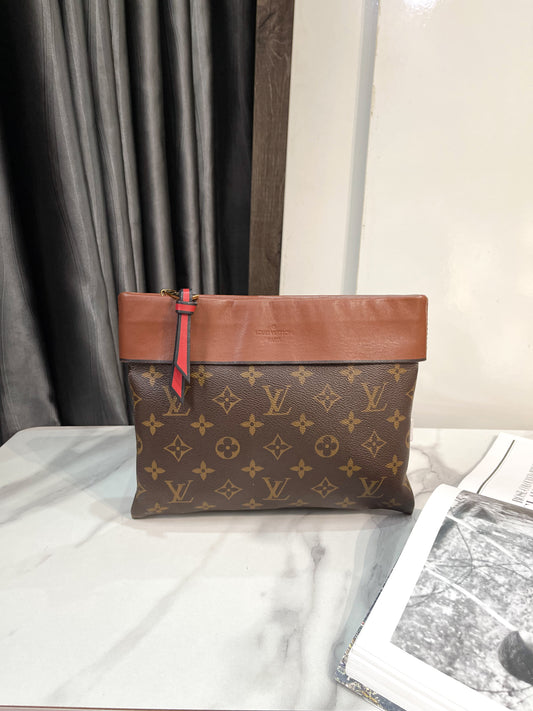 A Pouch LV Mono Miệng Nâu