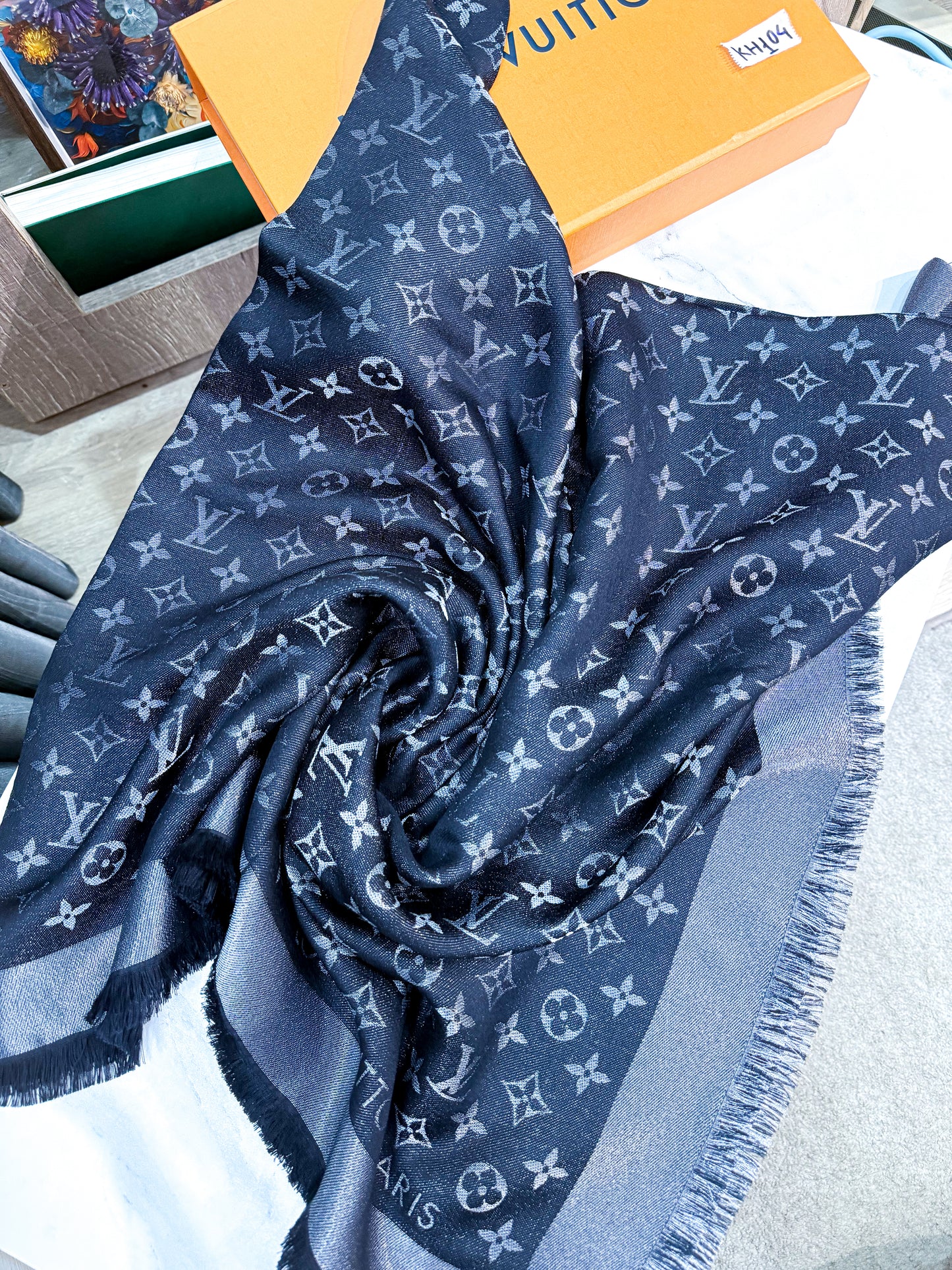 Khăn LV Đen Ánh Kim KH104