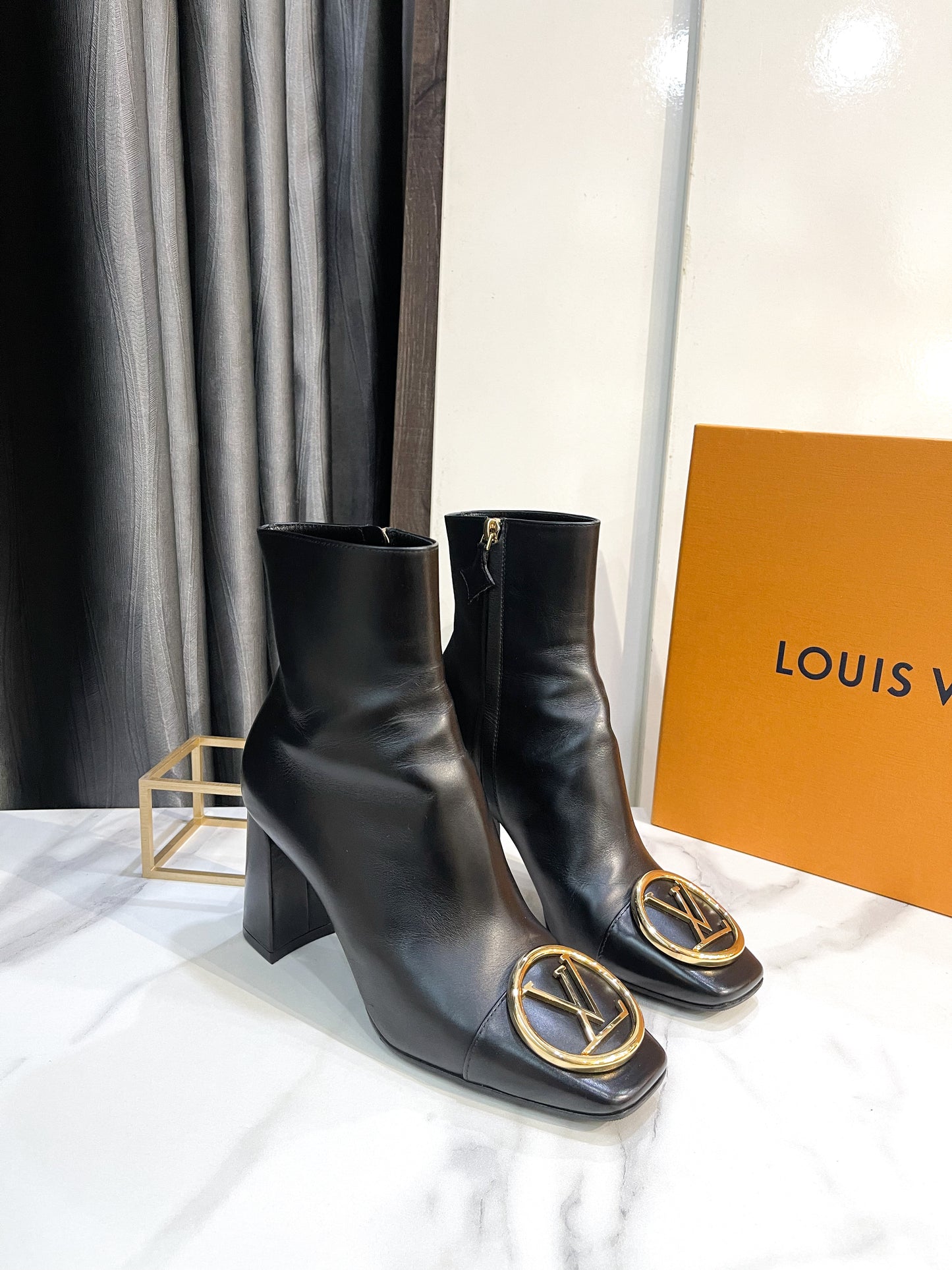 Boot LV Đen Logo Vàng Size 37