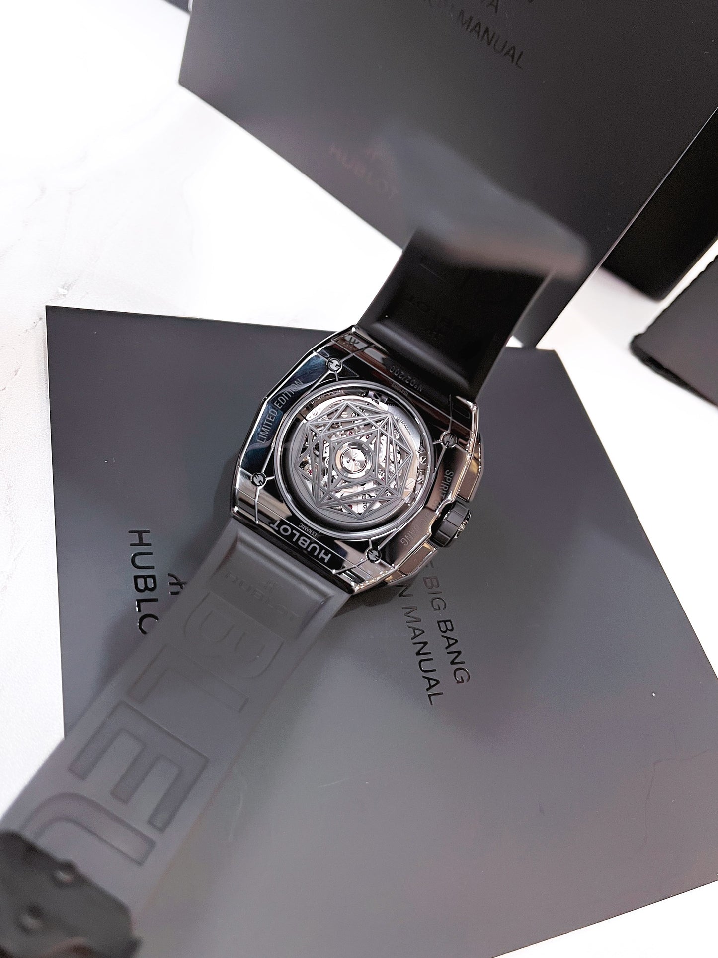 Đồng Hồ Hublot Spirit Of Bigbang Sang Bleu Black Ceramic Limited Size 42mm