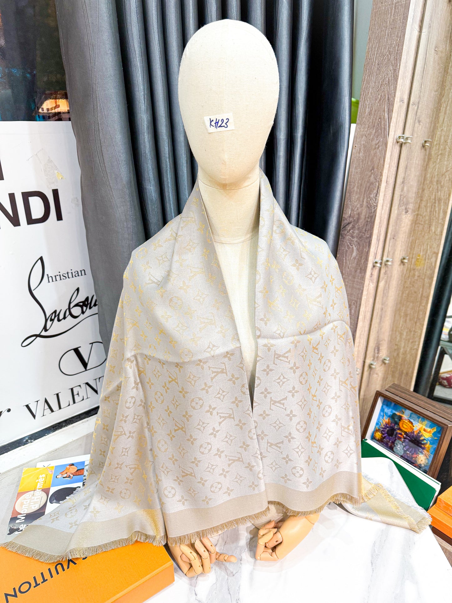 Khăn LV Ánh Kim Ghi Vàng KH23 4/11