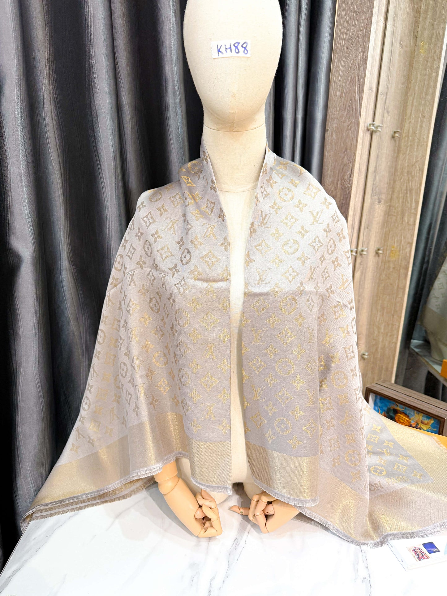 Khăn LV Ánh Kim Ghi Vàng KH88 26/12