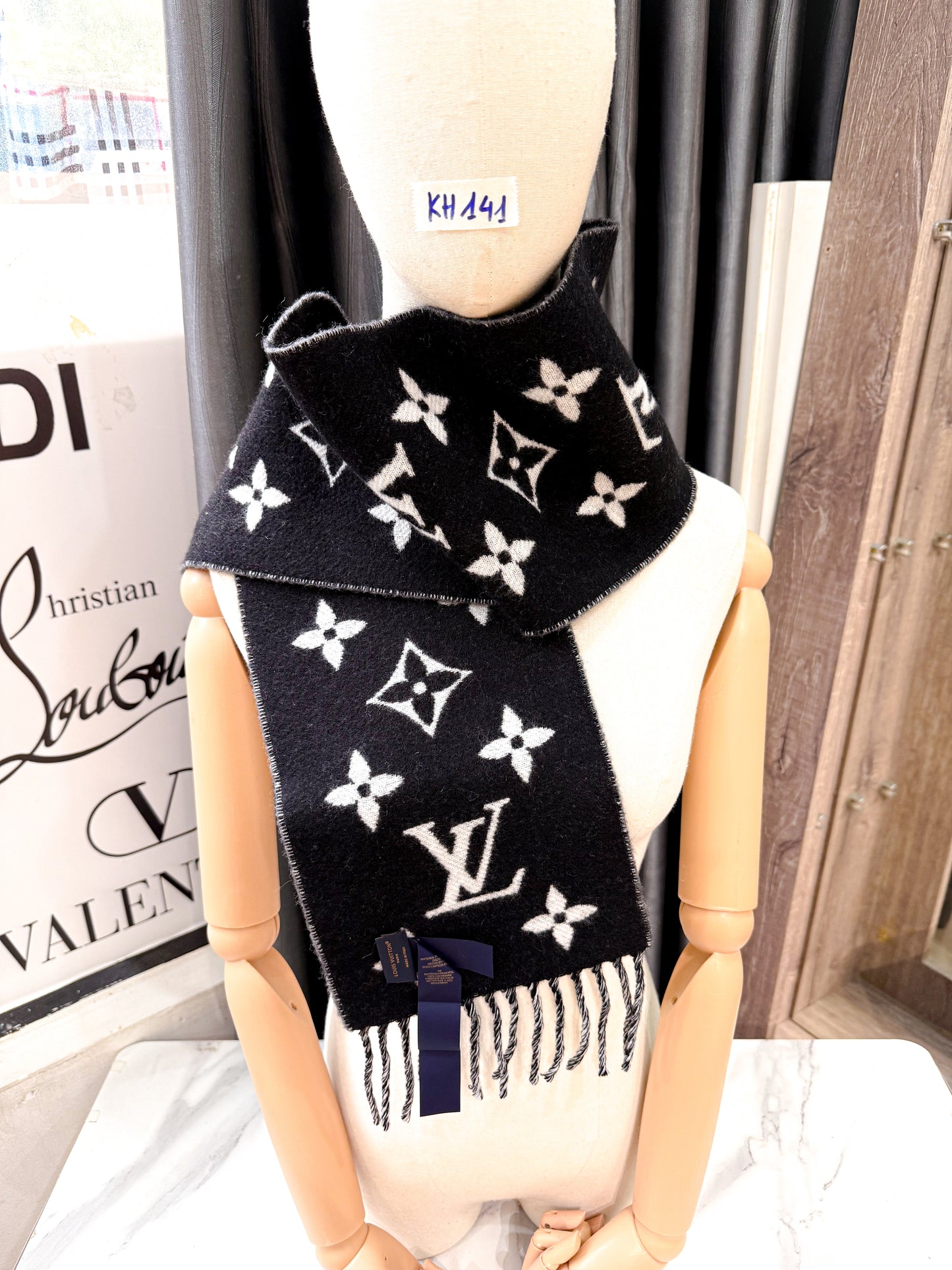 Khăn Cashmere LV Đen New Trưng Bày KH141
