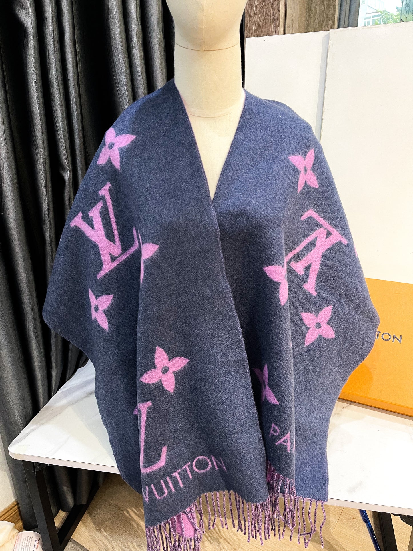 Khăn LV Cashmere Ghi Hồng Tím