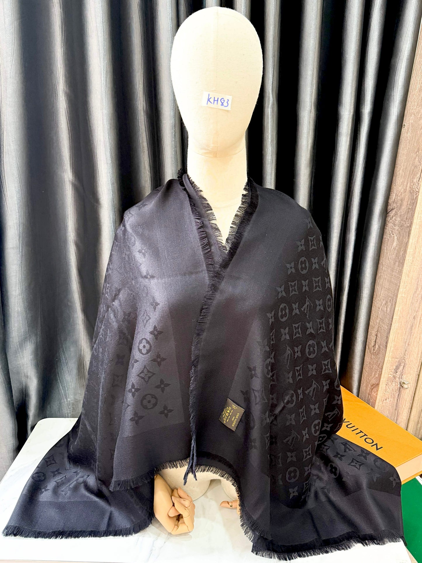 Khăn LV Đen KH83 17/12