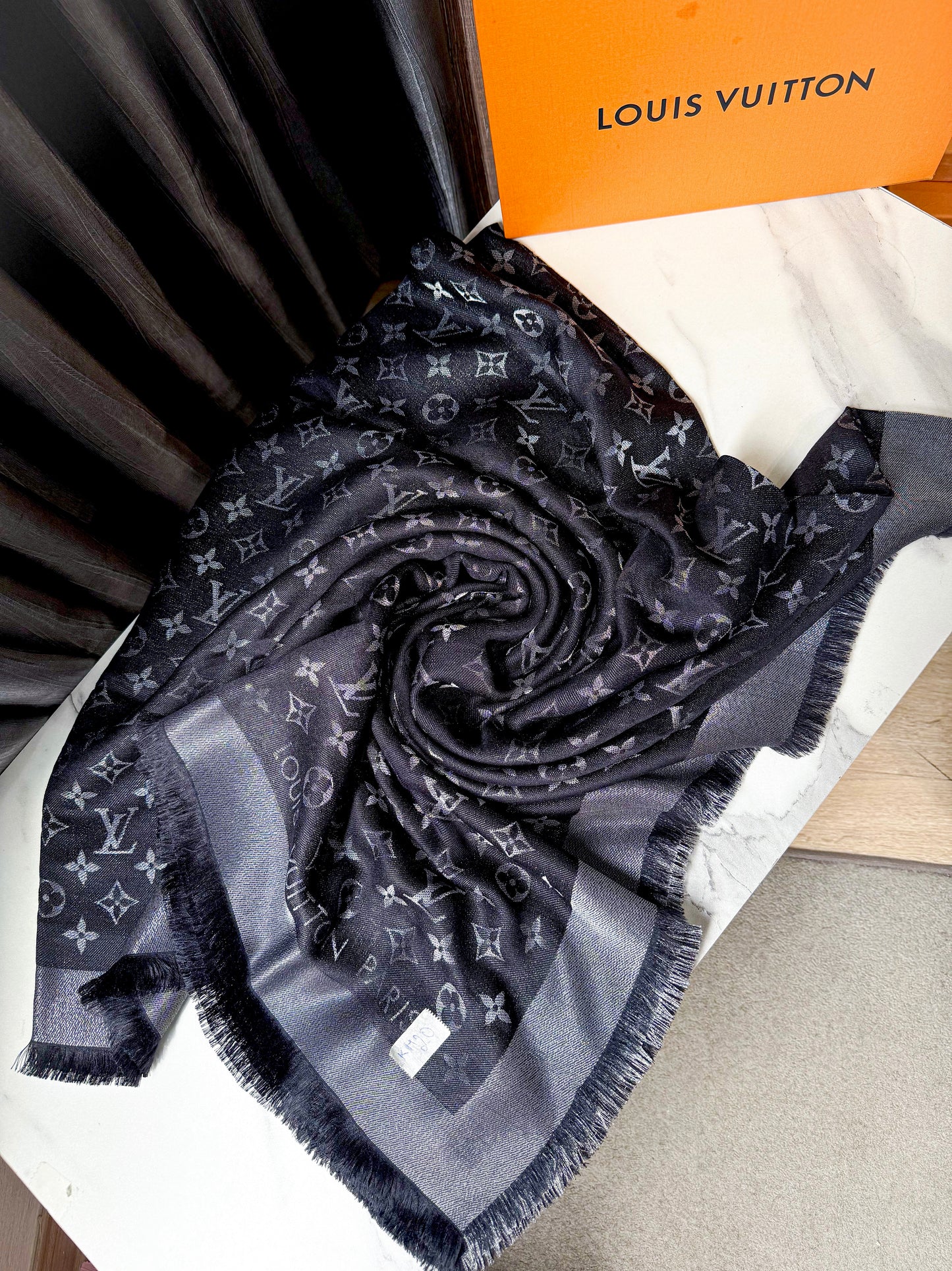 Khăn LV Ánh Kim Đen KH20 27/10