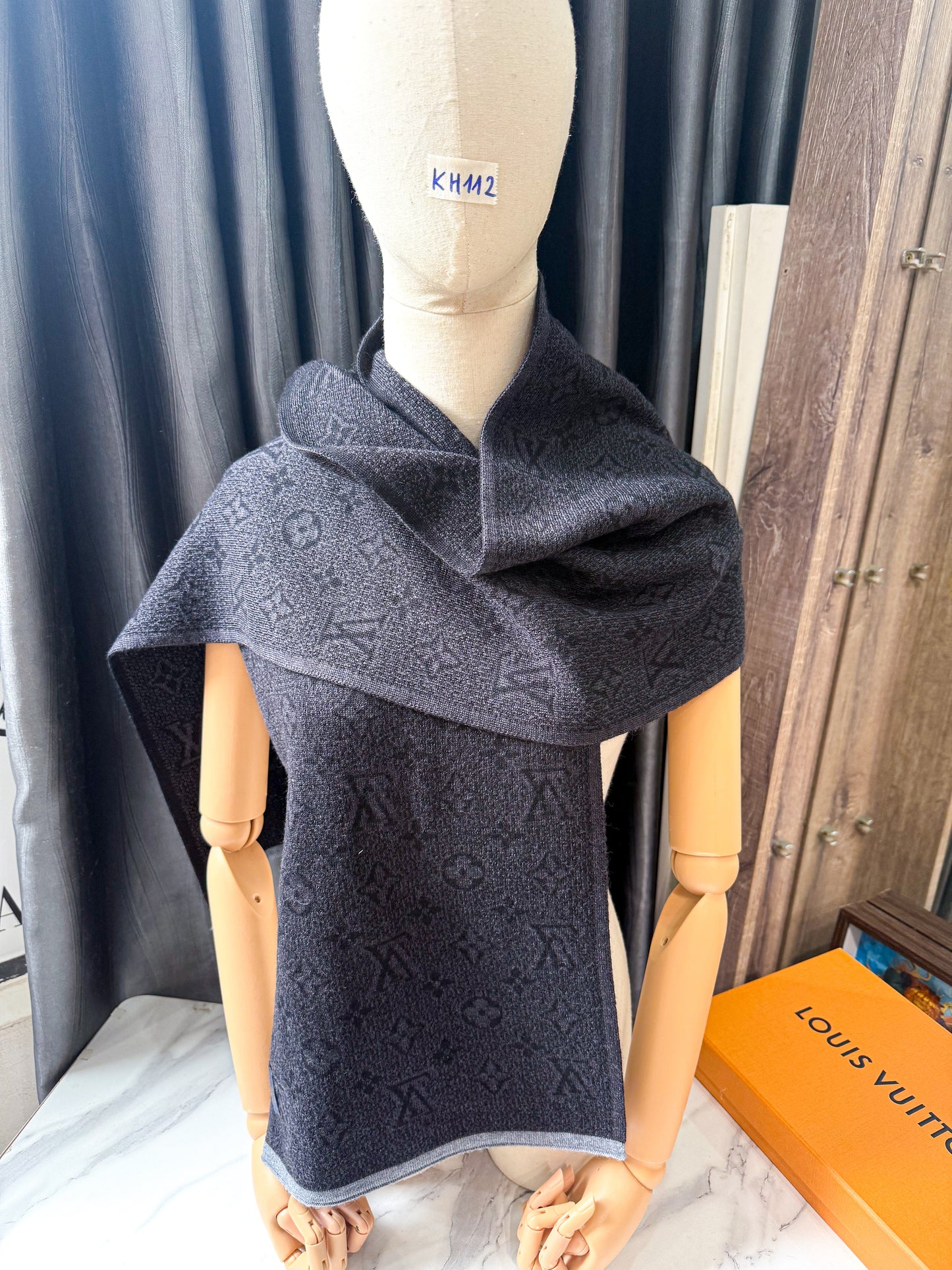 Khăn Len LV Đen Ghi KH112