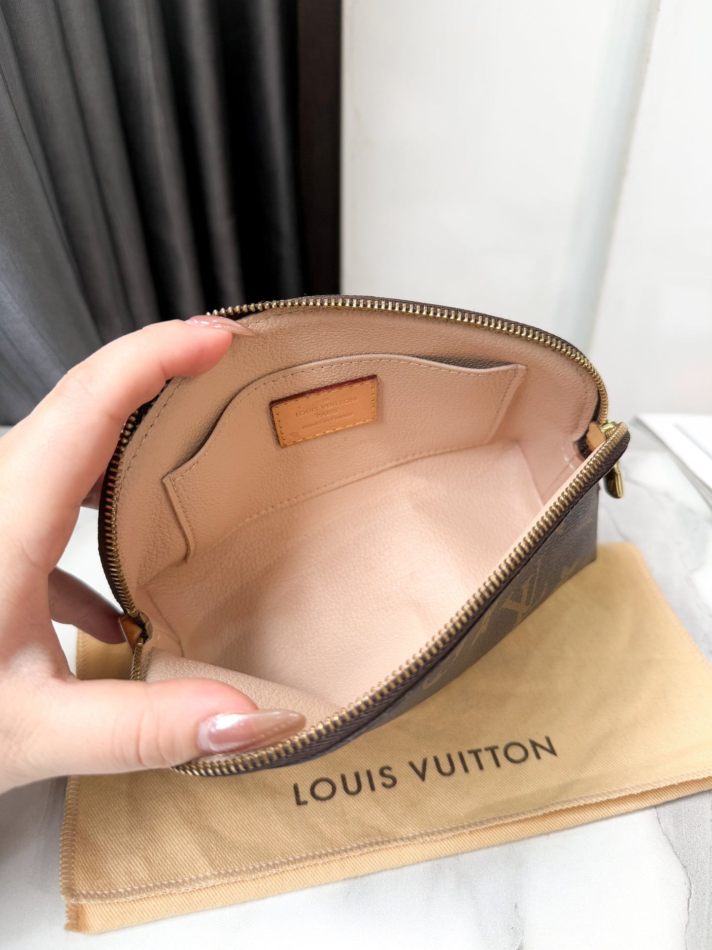 Pouch LV Hến