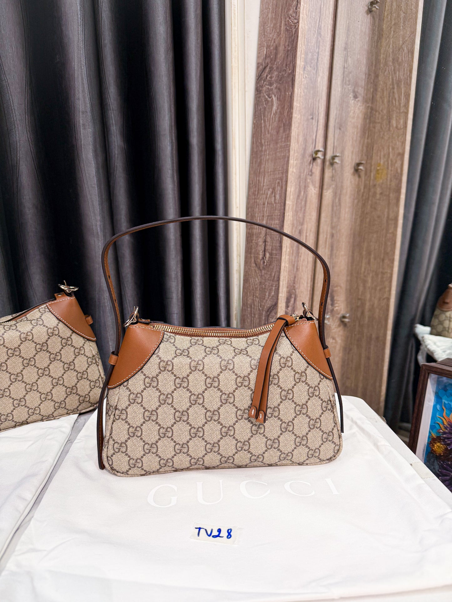A A Gucci Emblem New TV28