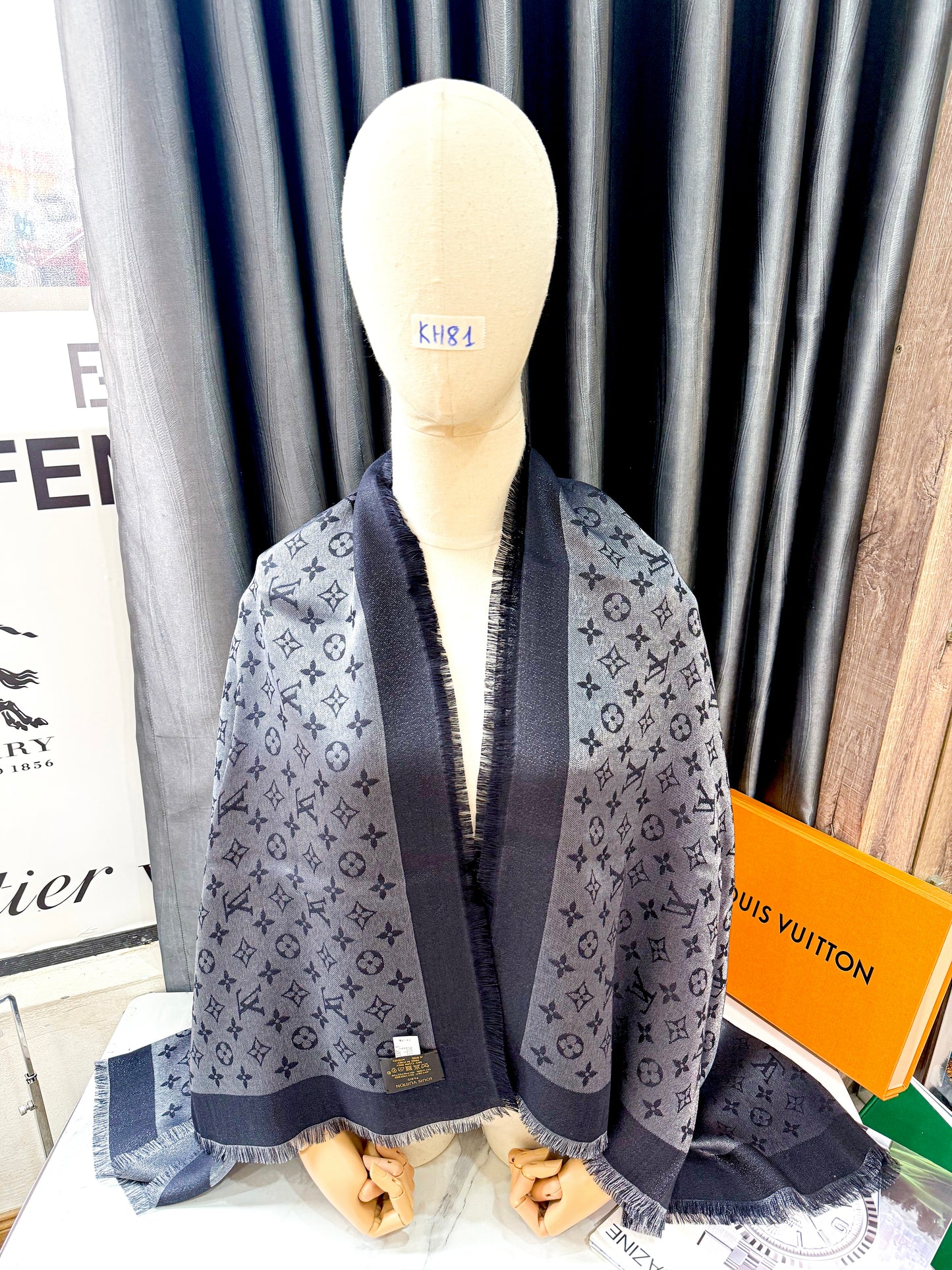 Khăn LV Đen Ánh Kim KH81 16/12