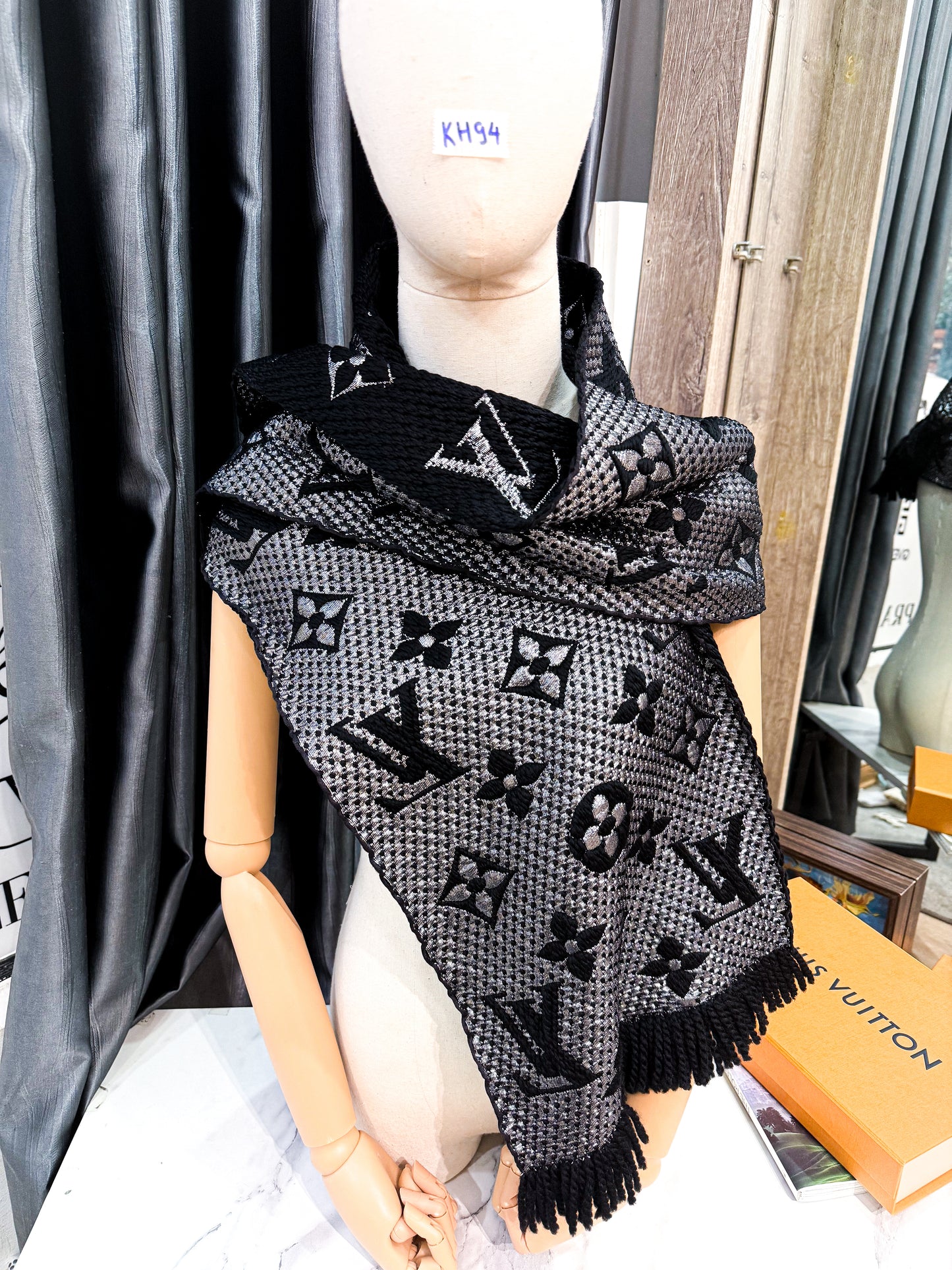 Khăn LV Len Ánh Kim Đen KH94 6/1