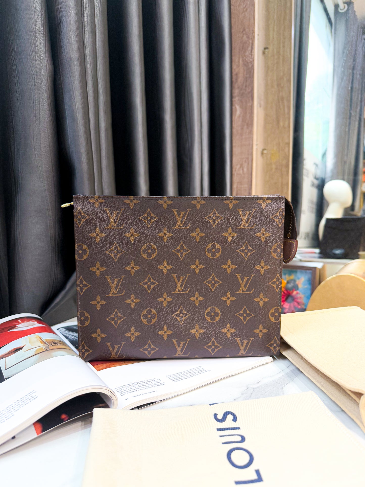 A Pouch LV Mono