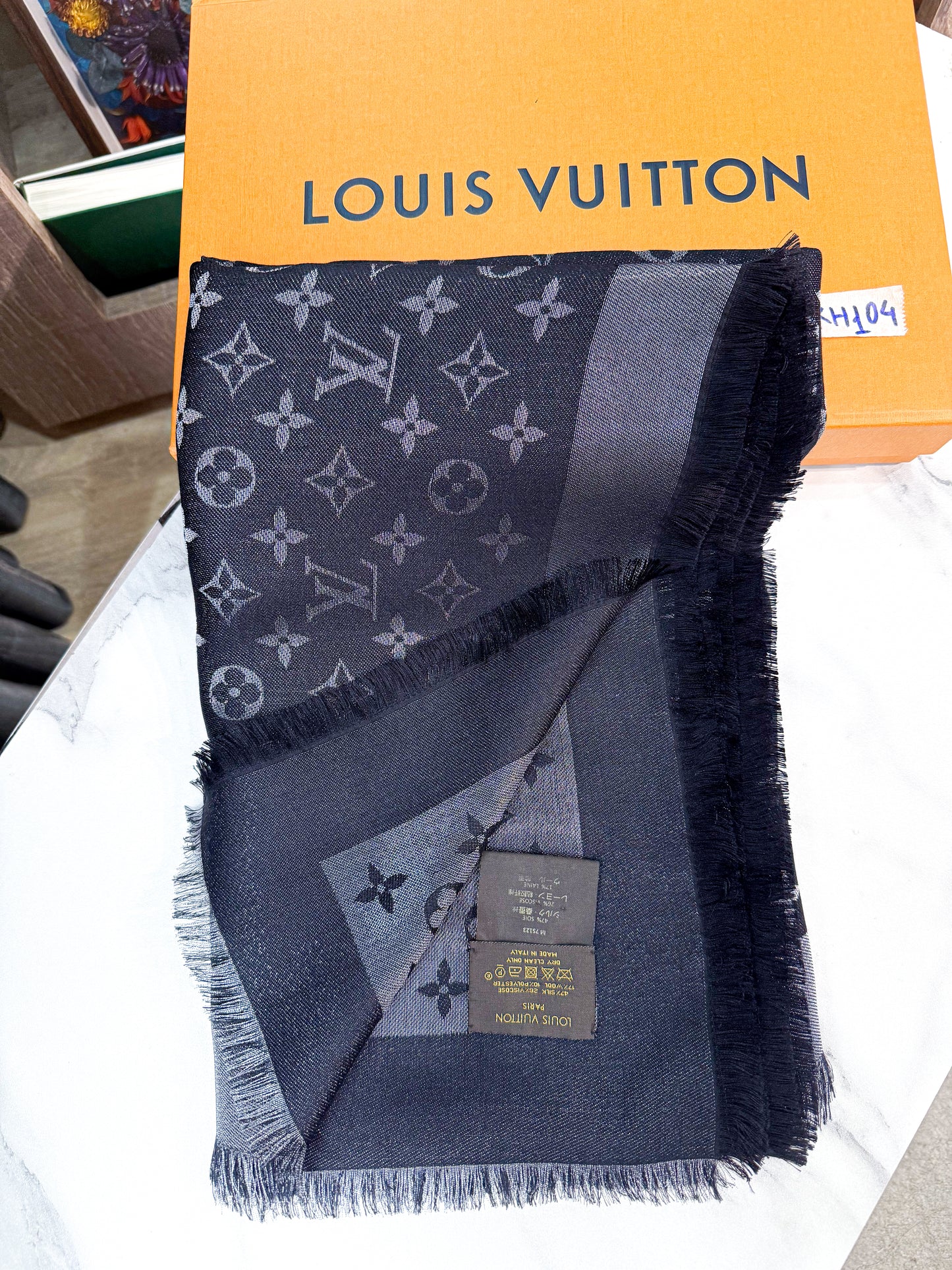 Khăn LV Đen Ánh Kim KH104