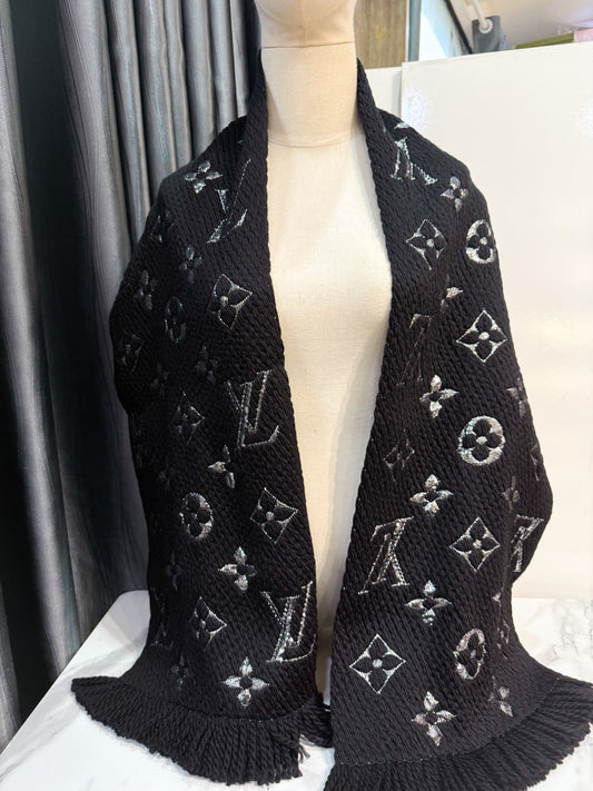 Khăn LV Len Đen Ánh Kim